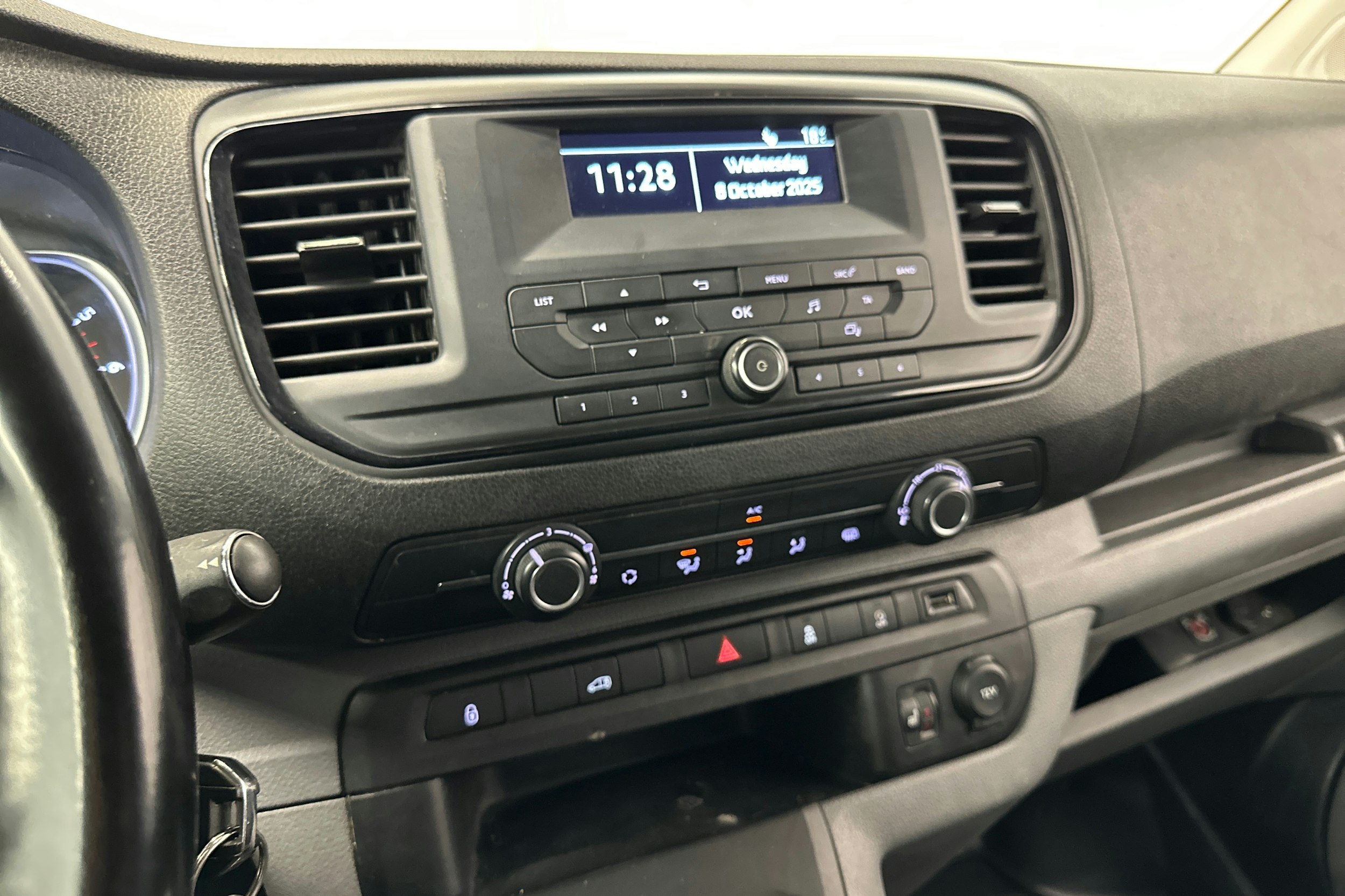 valkoinen Peugeot Expert 2019 kuva 15.