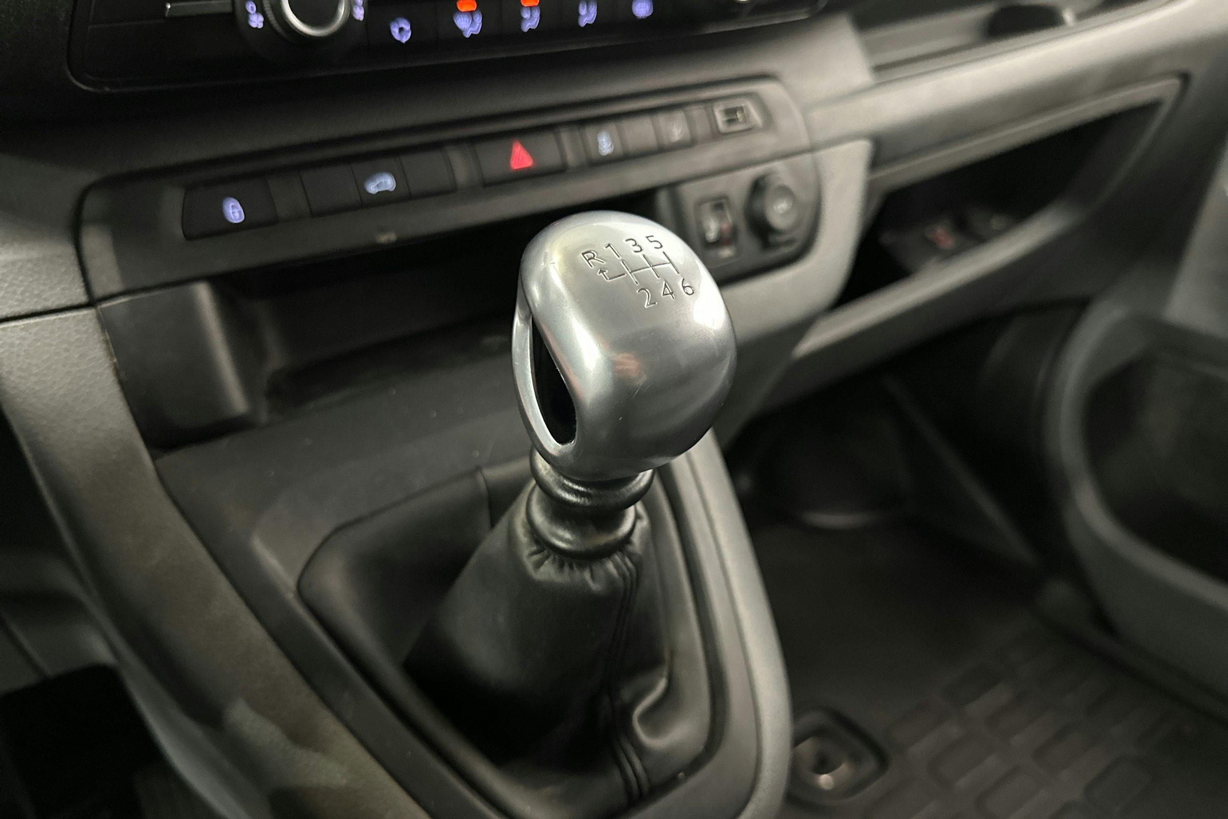 valkoinen Peugeot Expert 2019 kuva 18.