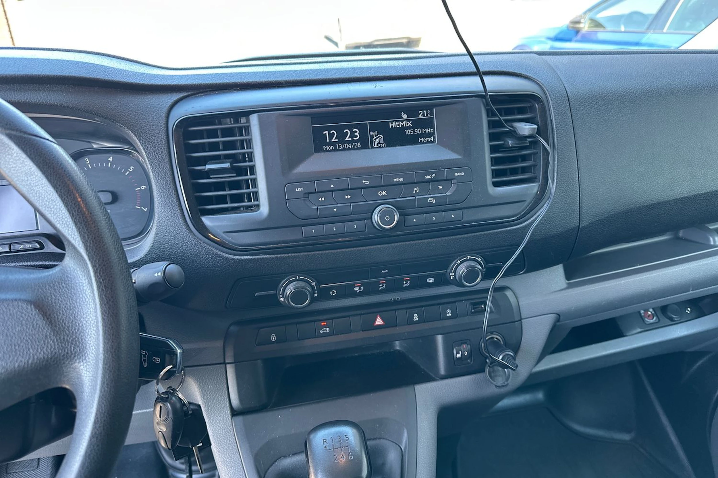 harmaa Peugeot Expert 2019 kuva 4.