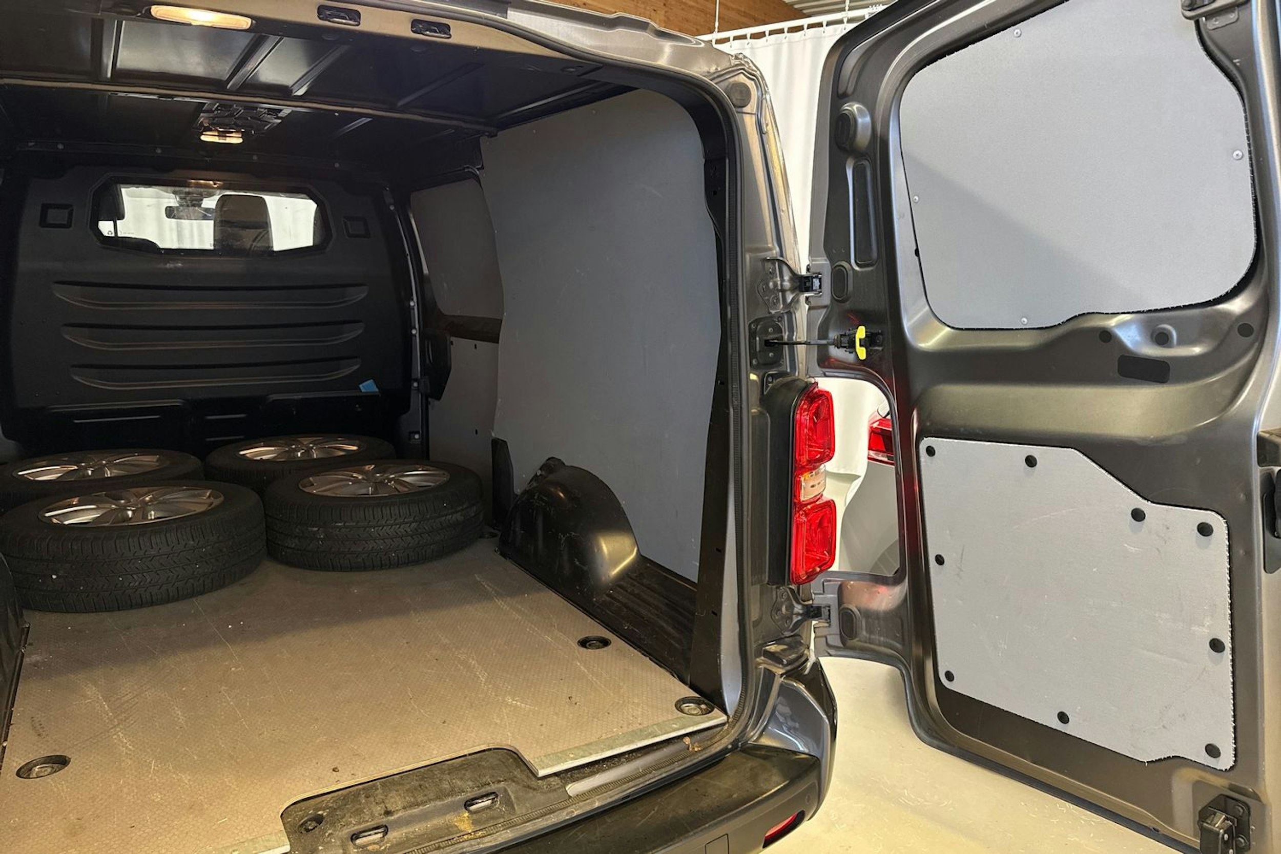harmaa Peugeot Expert 2021 kuva 22.