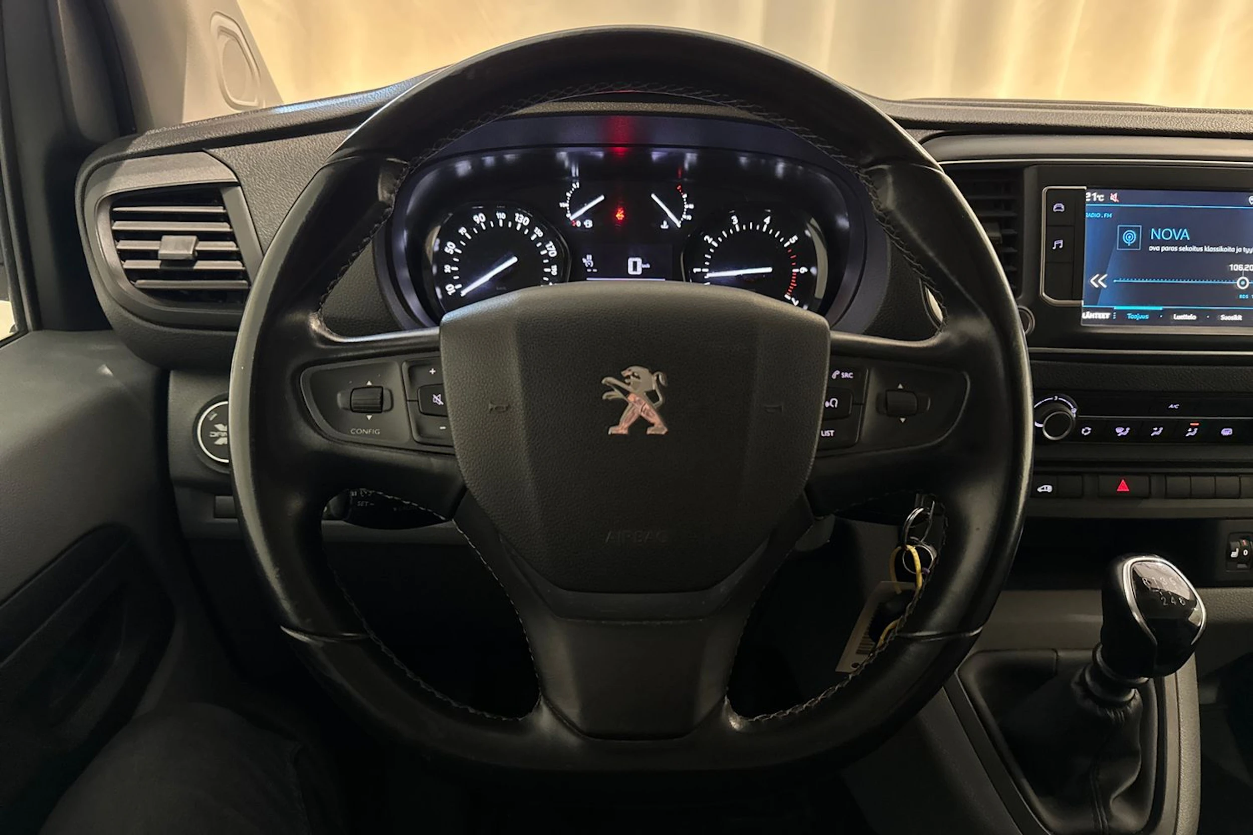 valkoinen Peugeot Expert 2021 kuva 17.