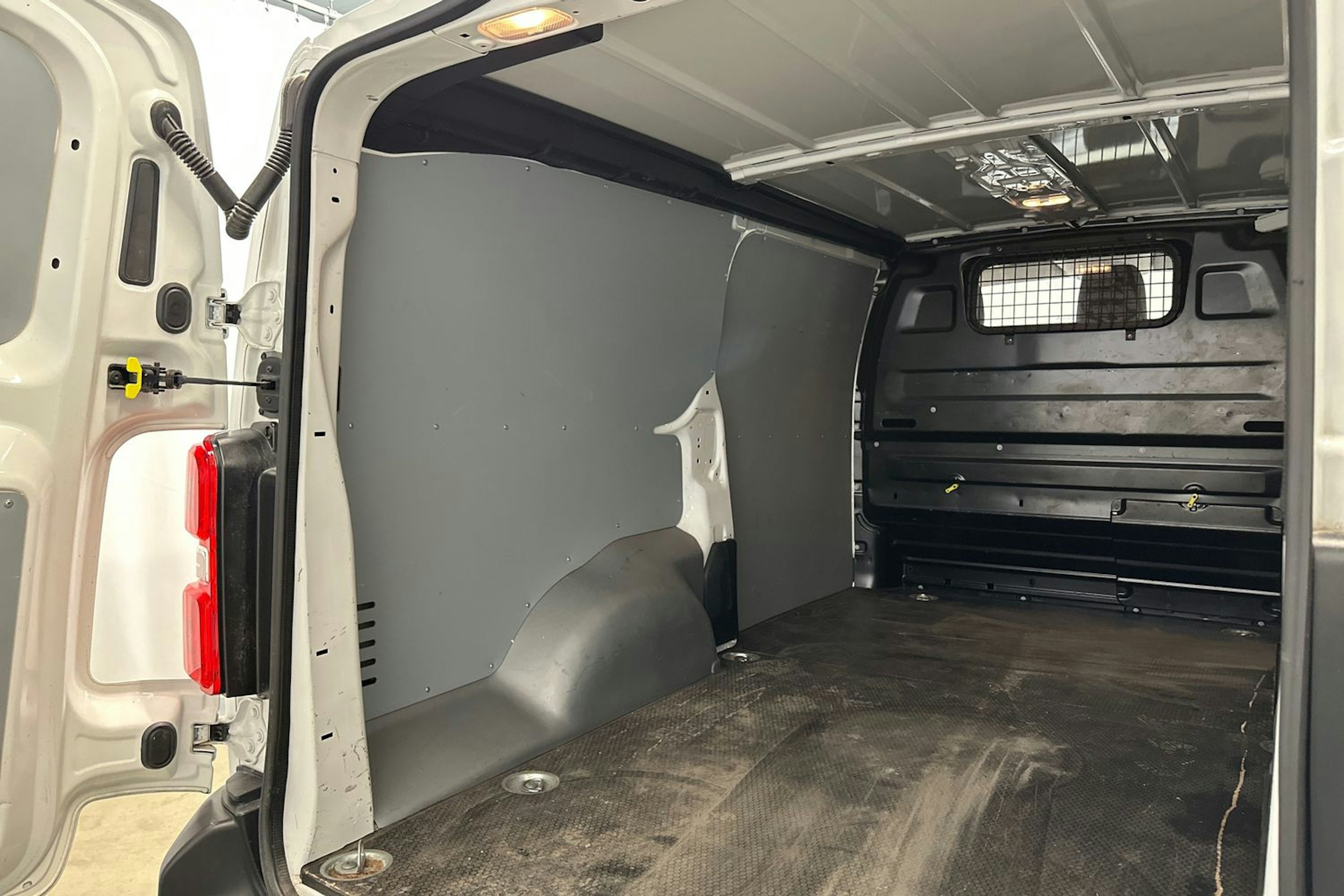 valkoinen Peugeot Expert 2022 kuva 18.