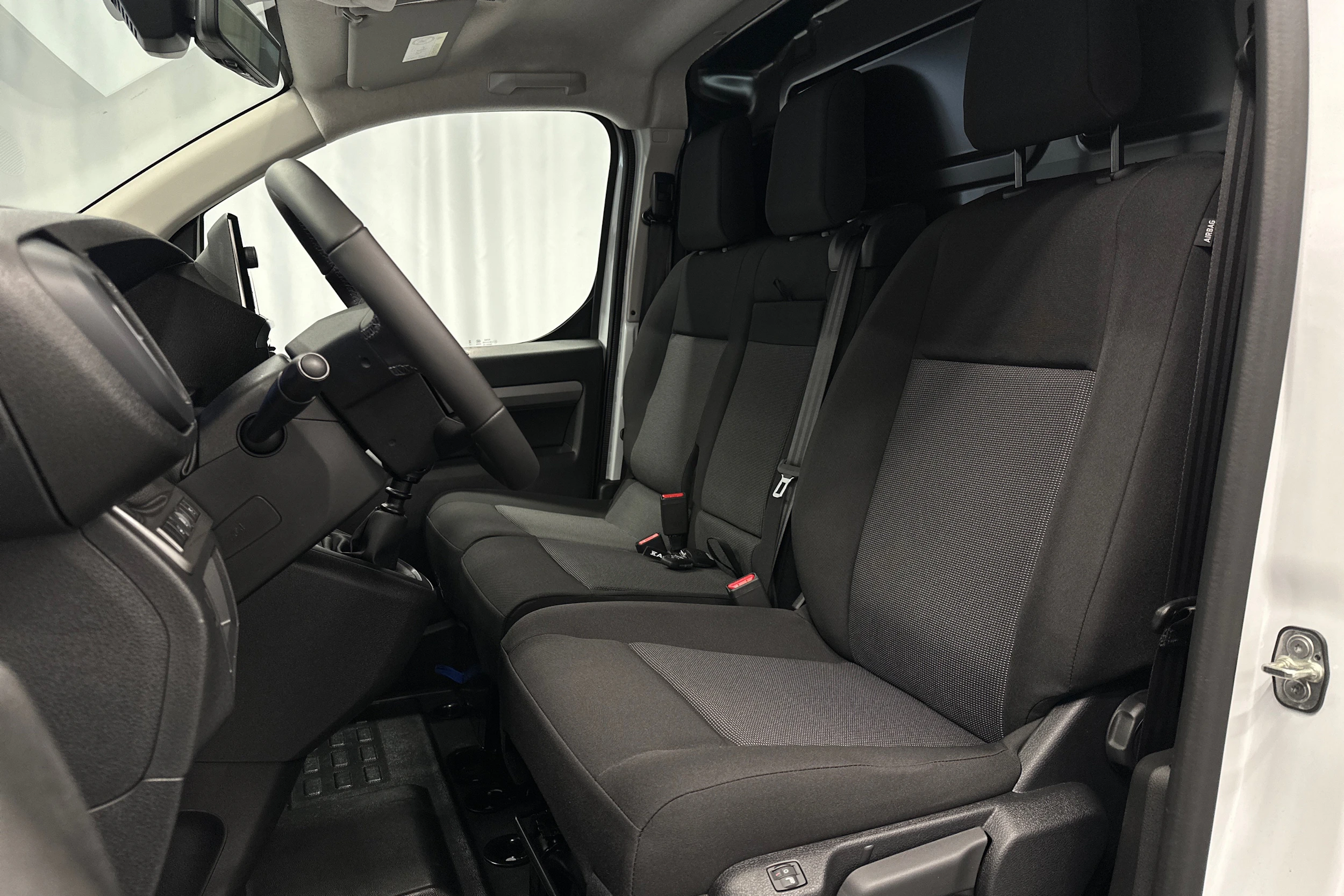 valkoinen Peugeot Expert 2025 kuva 20.