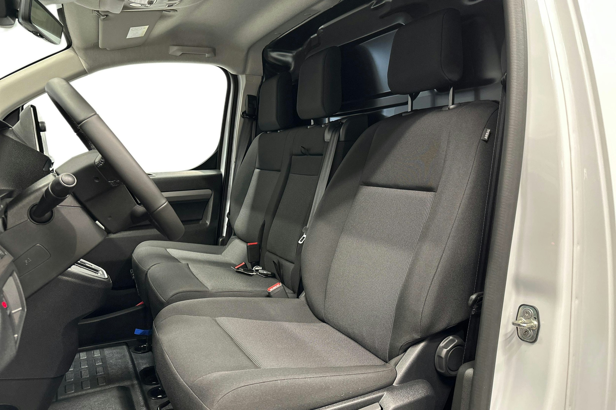 valkoinen Peugeot Expert 2025 kuva 11.
