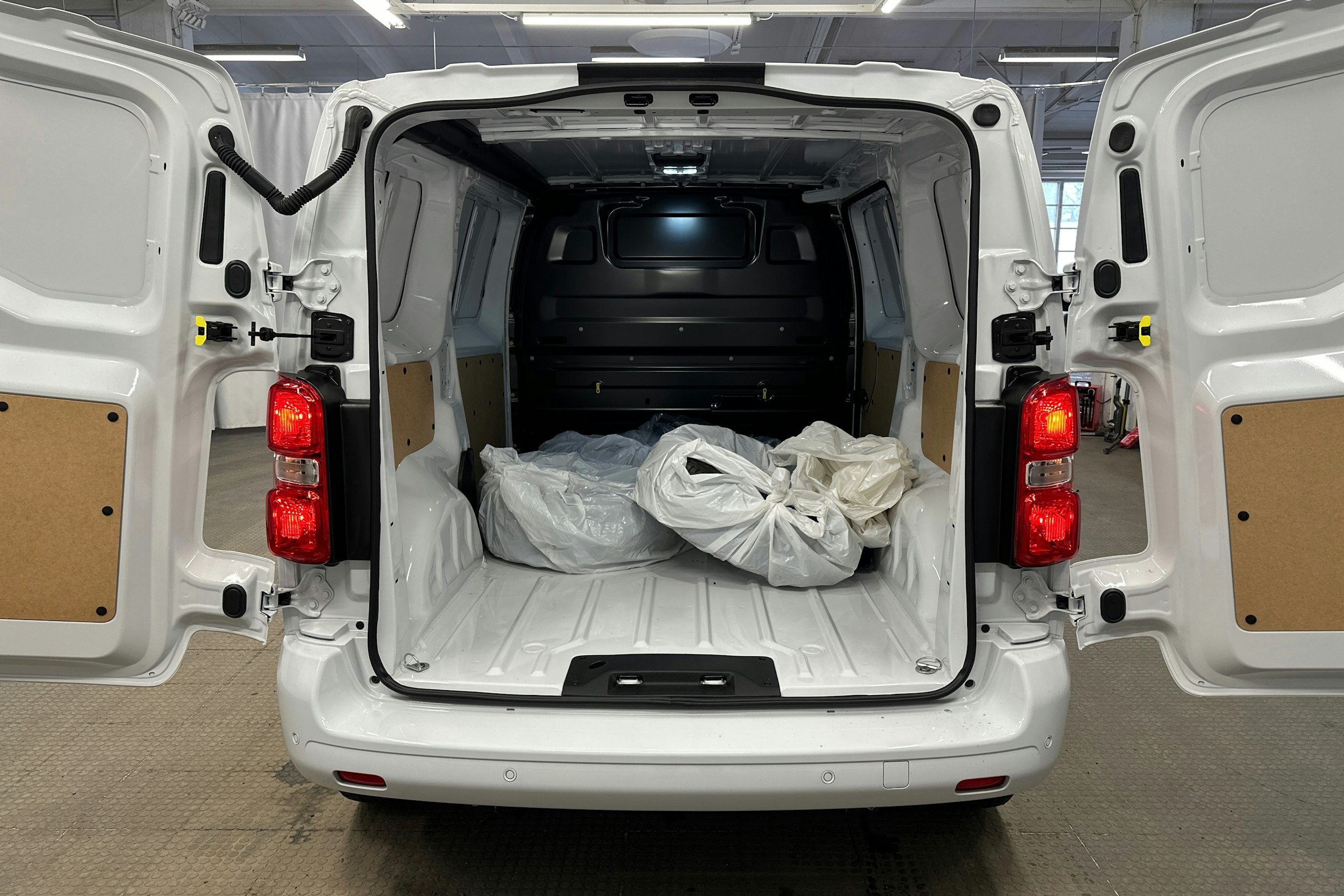 valkoinen Peugeot Expert 2025 kuva 15.