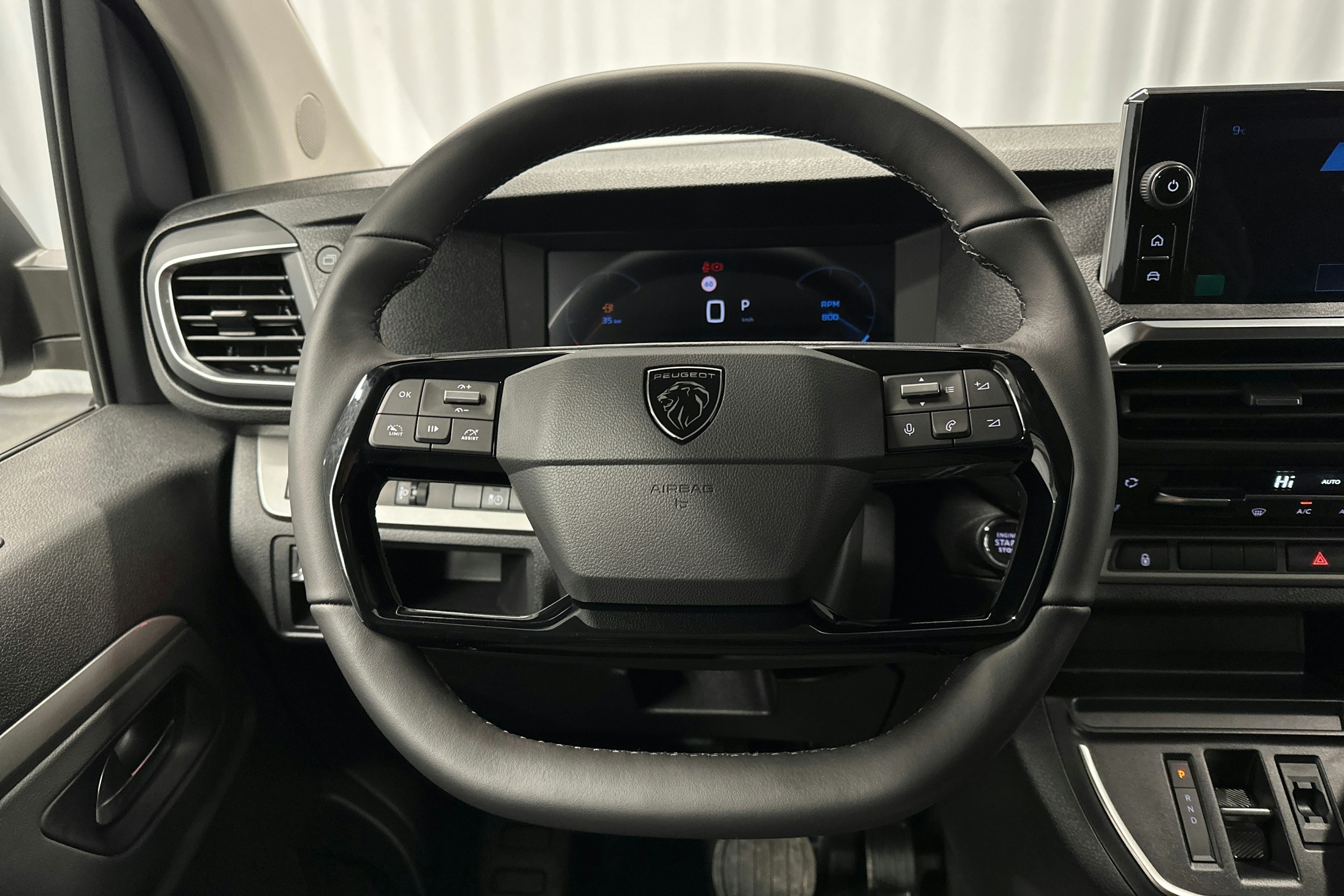 valkoinen Peugeot Expert 2025 kuva 17.