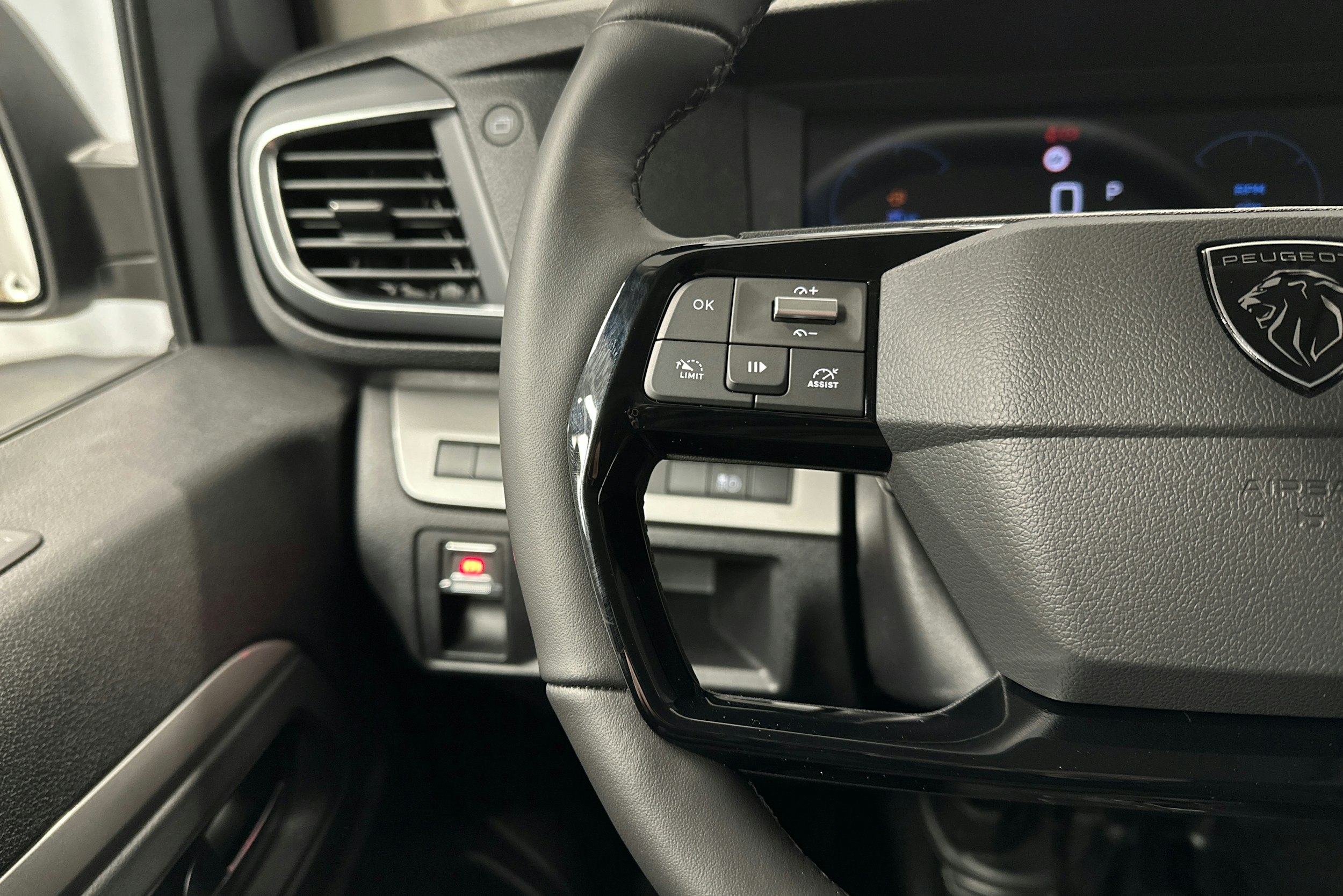 valkoinen Peugeot Expert 2025 kuva 18.