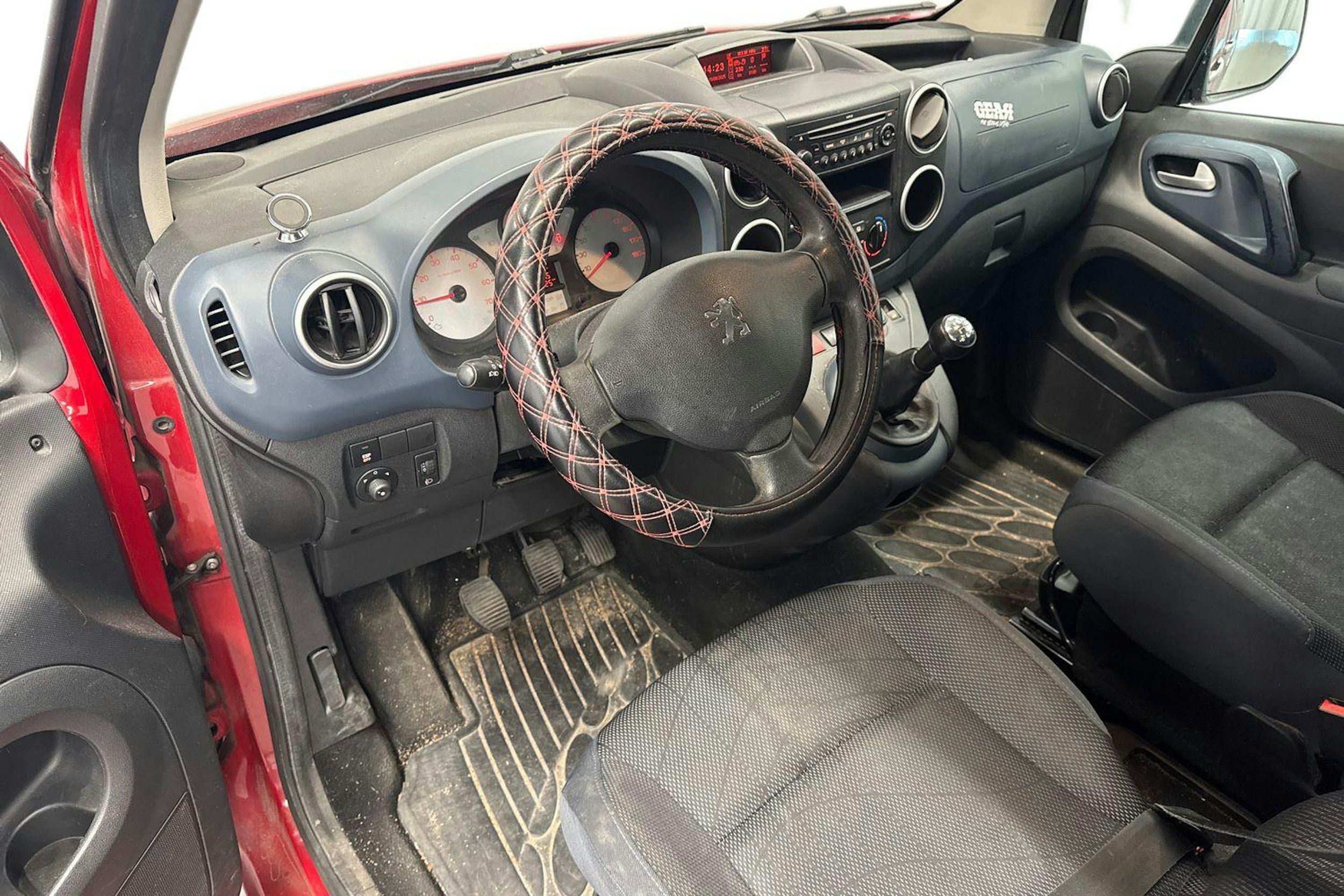 punainen Peugeot Partner 2008 kuva 3.