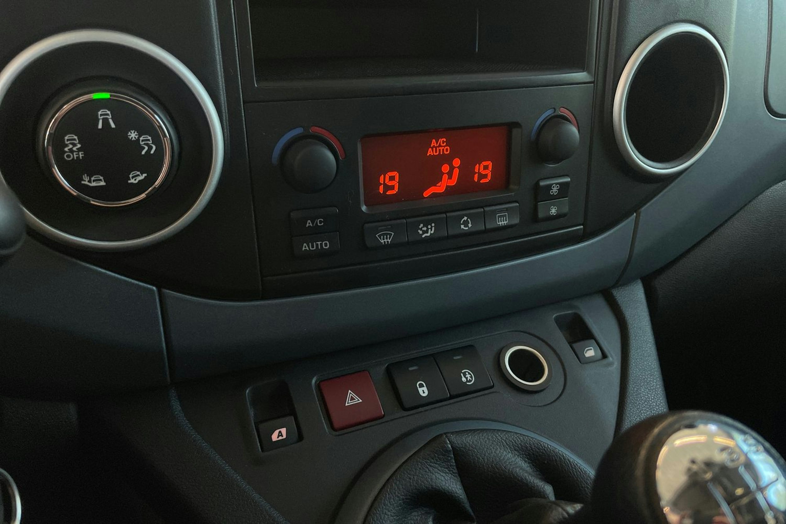 Sininen Peugeot PARTNER 2014 kuva 20.