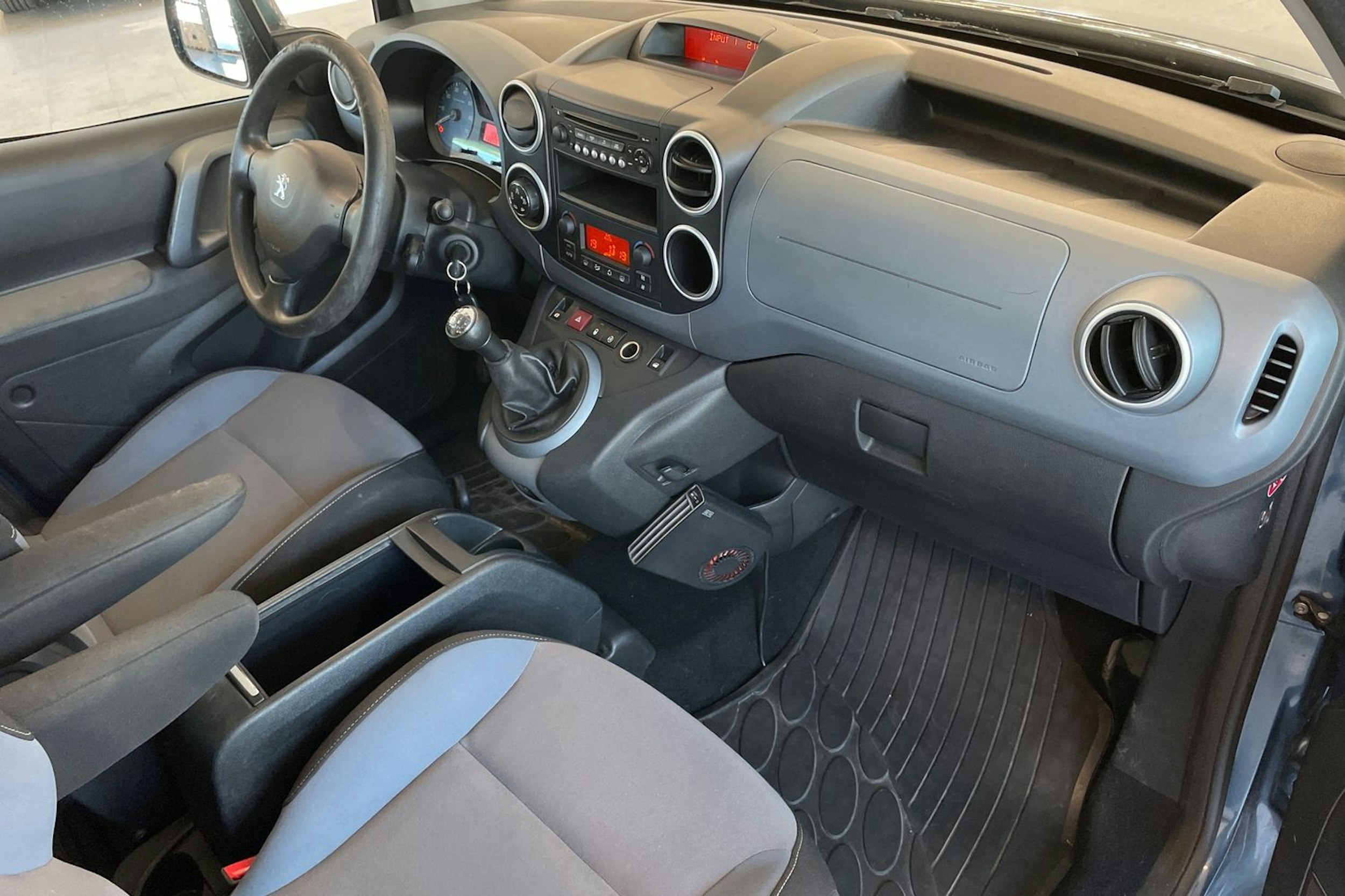 Sininen Peugeot PARTNER 2014 kuva 23.