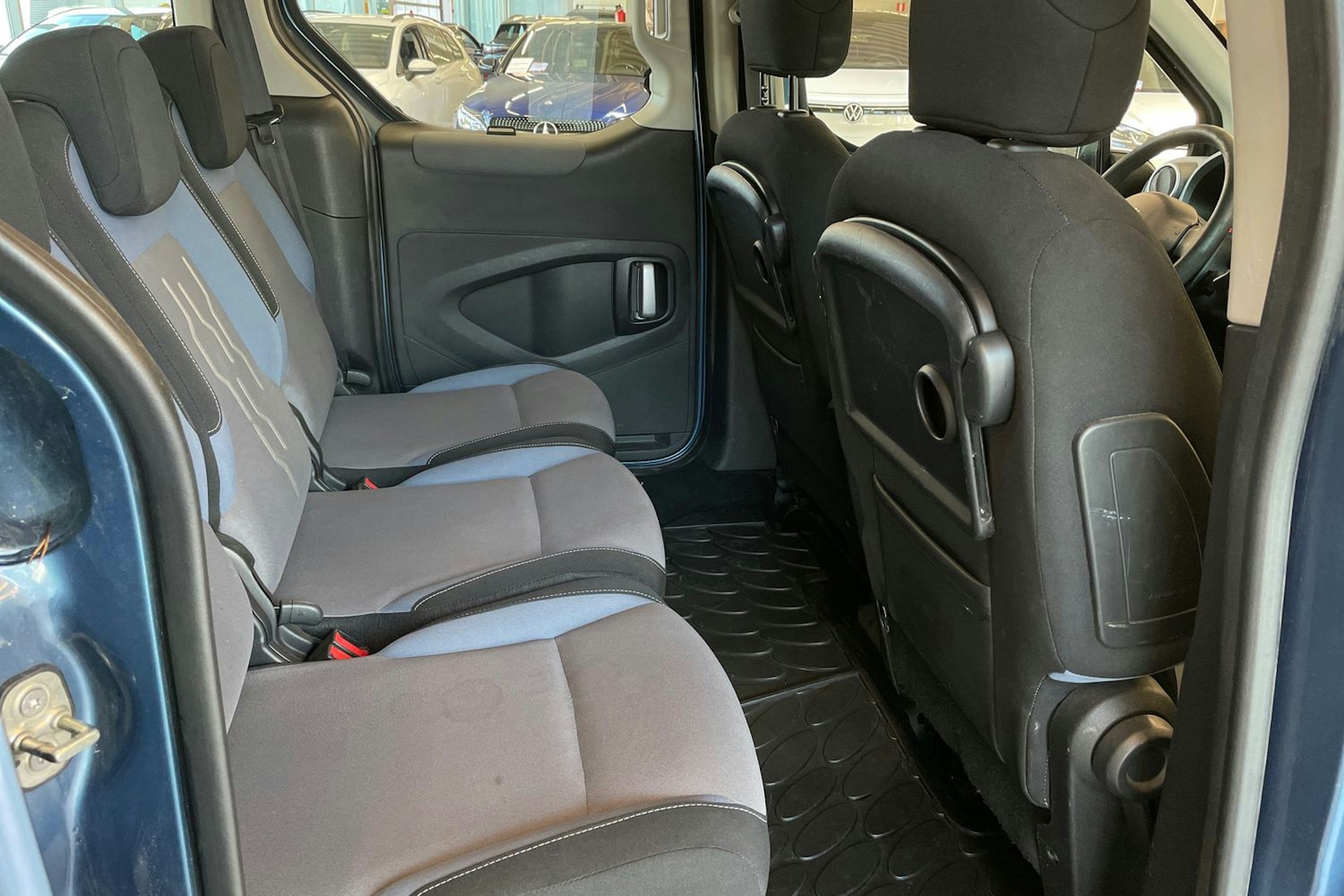 Sininen Peugeot PARTNER 2014 kuva 24.