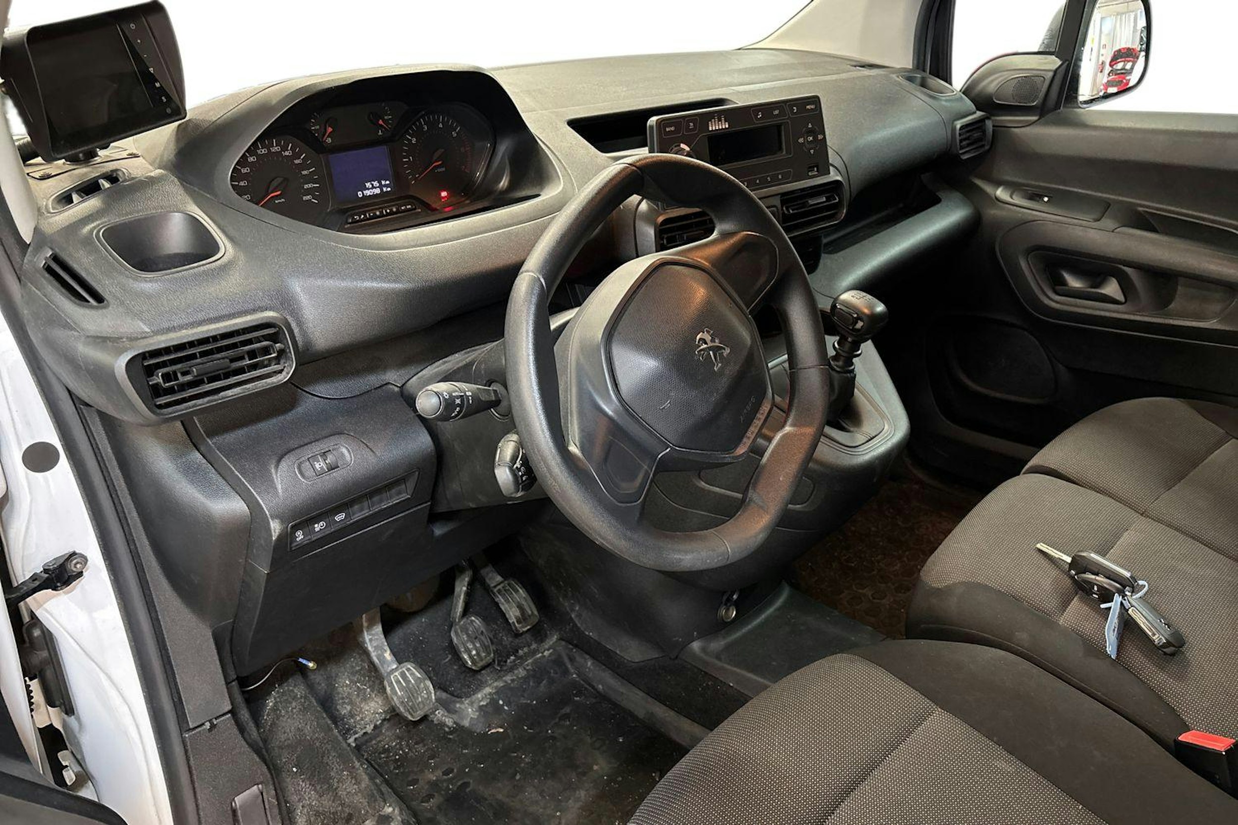 valkoinen Peugeot Partner 2022 kuva 3.