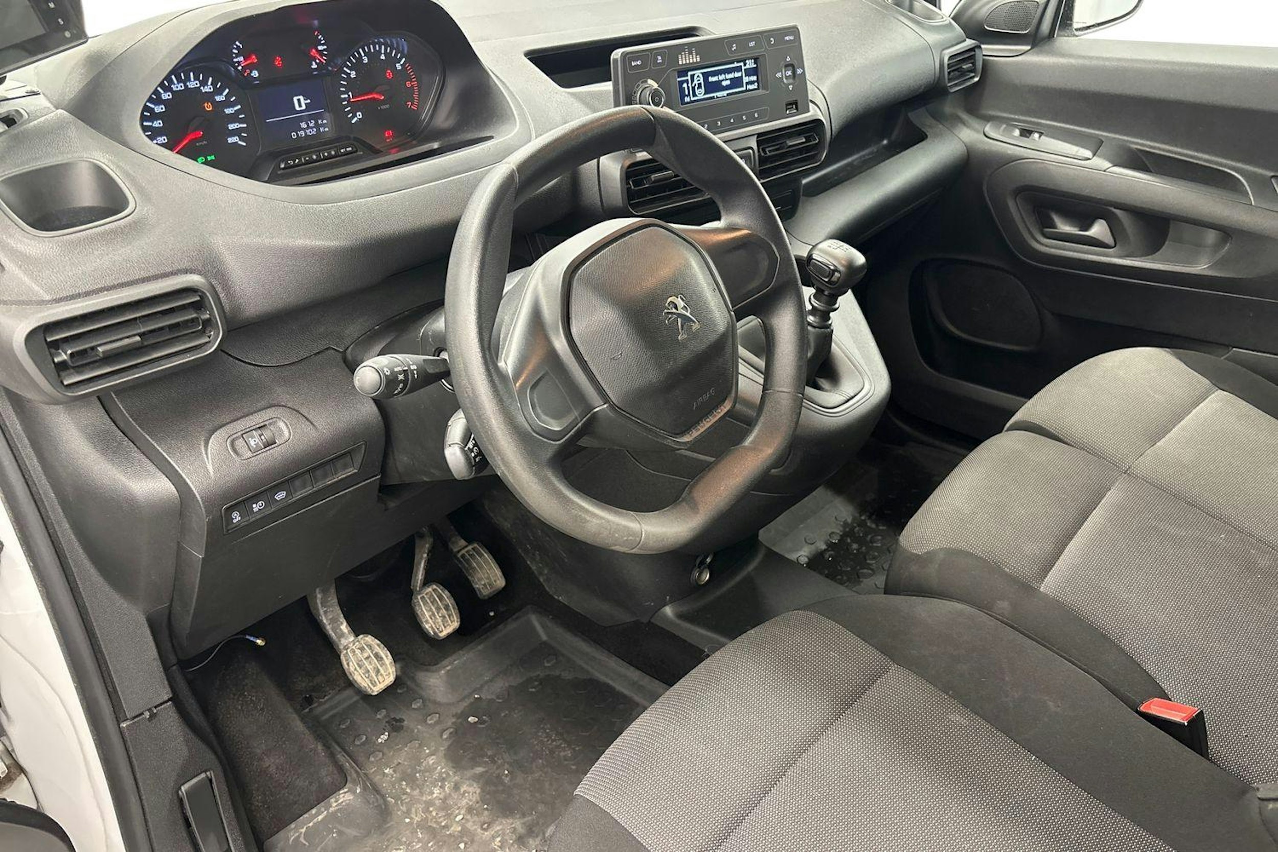 valkoinen Peugeot Partner 2022 kuva 6.