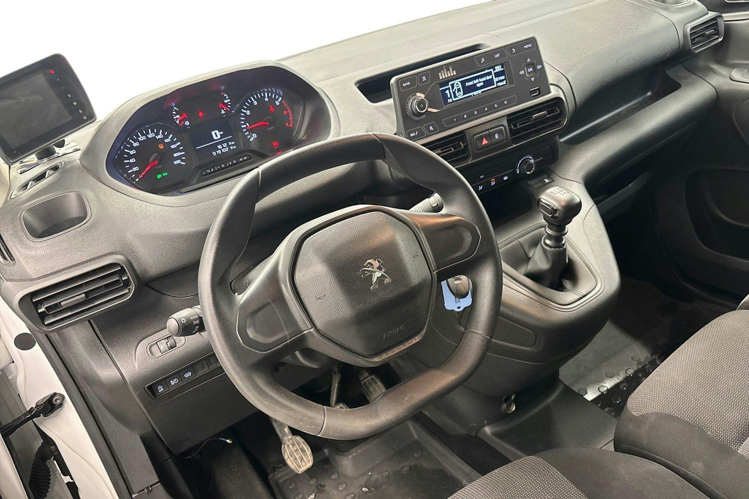 valkoinen Peugeot Partner 2022 kuva 7.