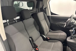 valkoinen Peugeot Partner 2022 kuva 11.