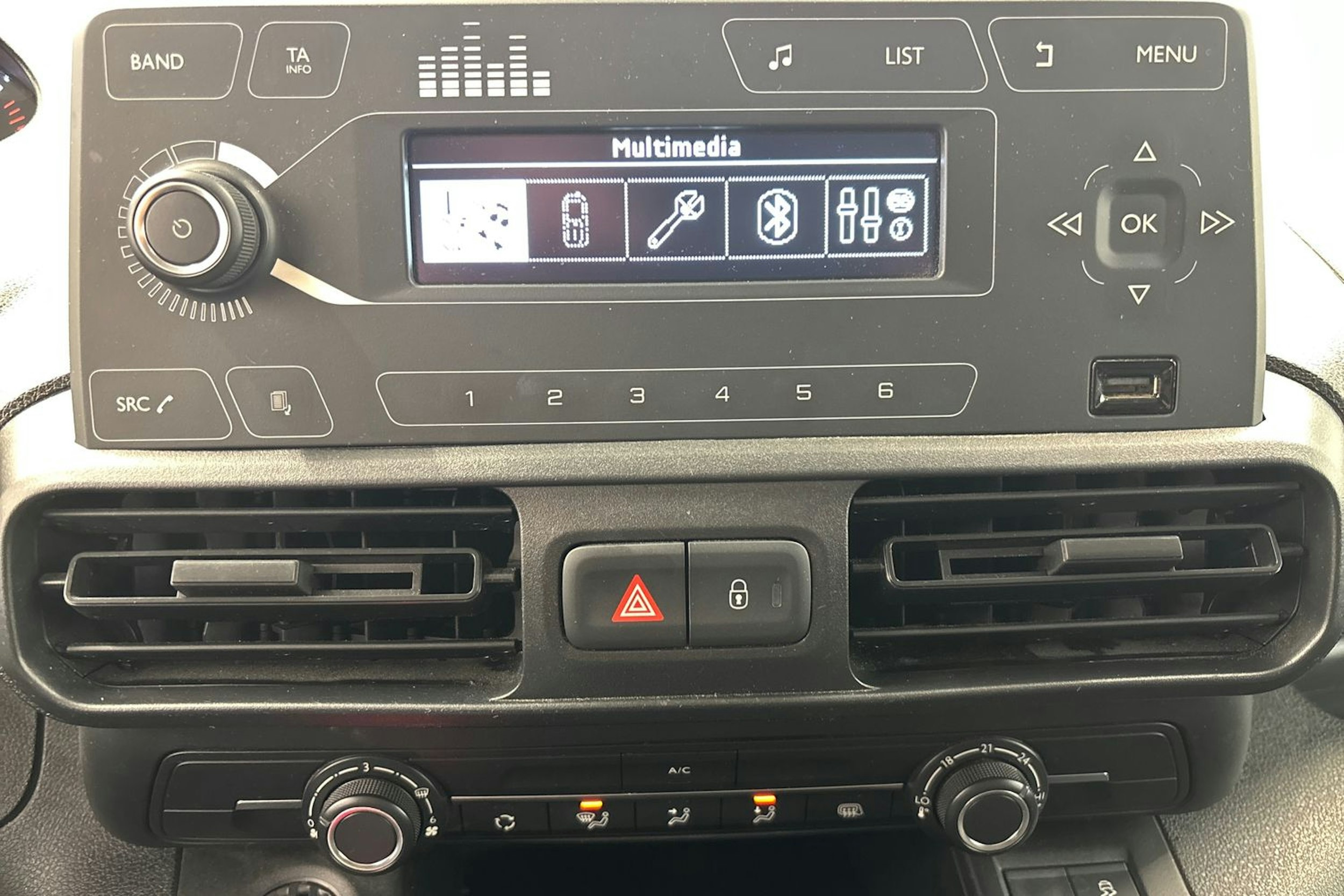 valkoinen Peugeot Partner 2022 kuva 12.