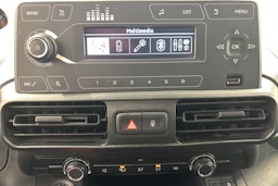 valkoinen Peugeot Partner 2022 kuva 12.