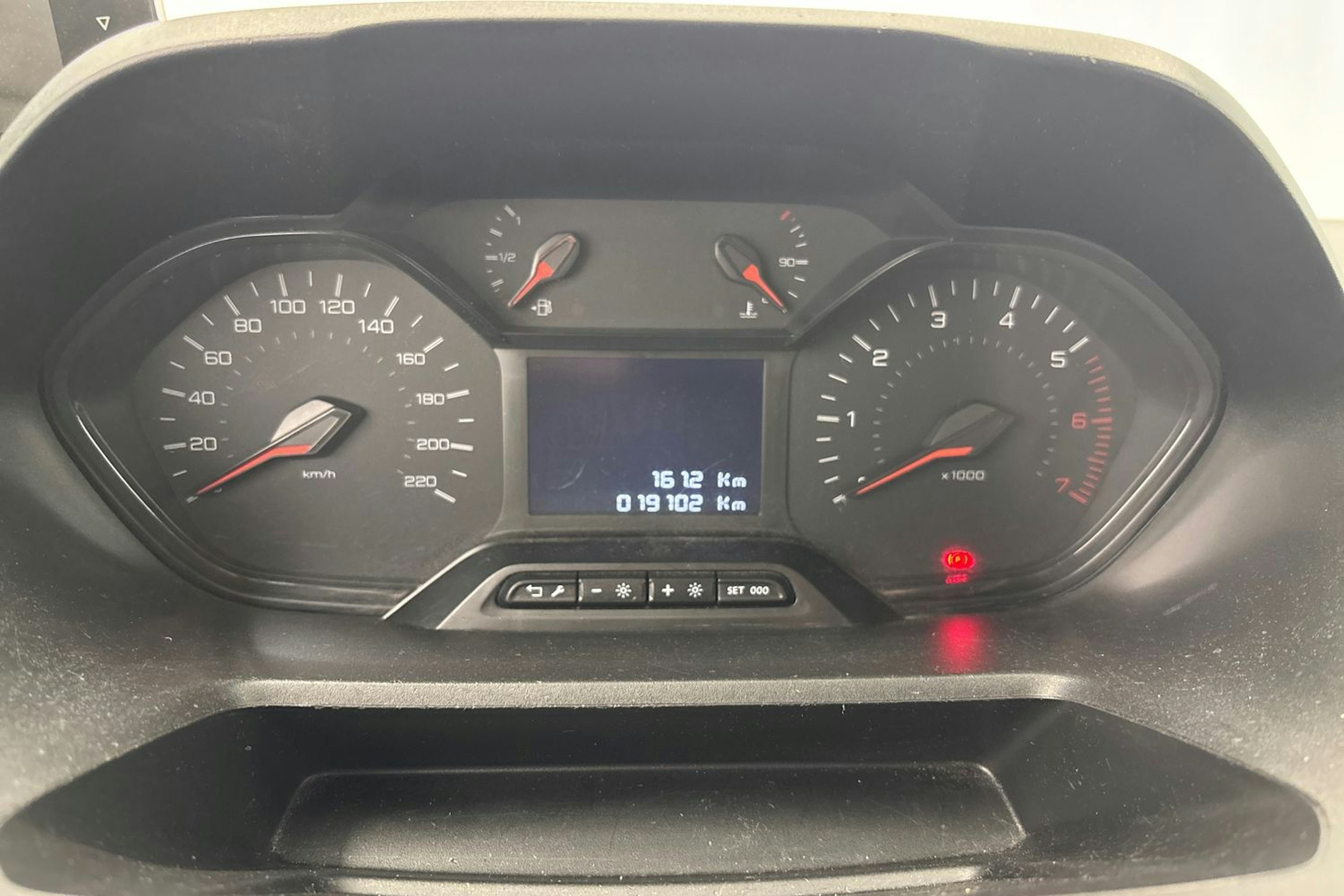 valkoinen Peugeot Partner 2022 kuva 13.