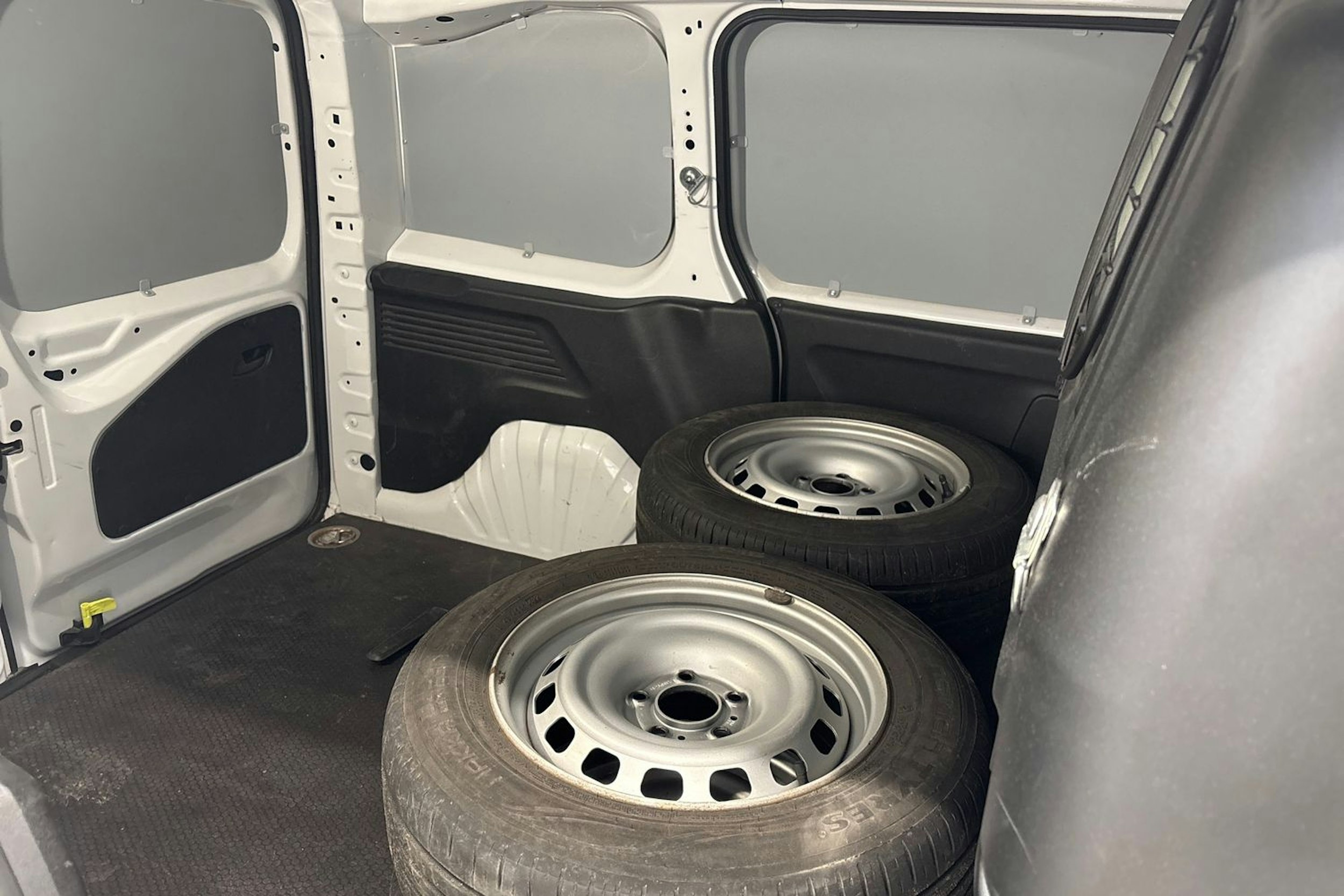 valkoinen Peugeot Partner 2022 kuva 17.