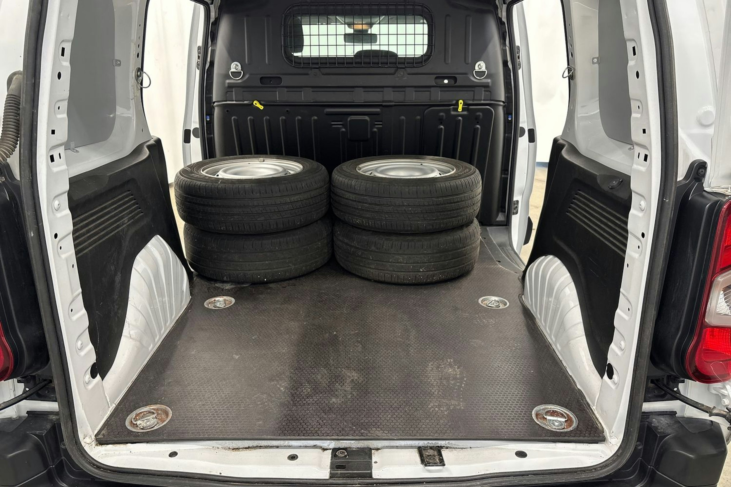 valkoinen Peugeot Partner 2022 kuva 19.