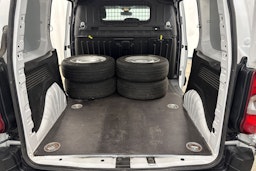 valkoinen Peugeot Partner 2022 kuva 19.