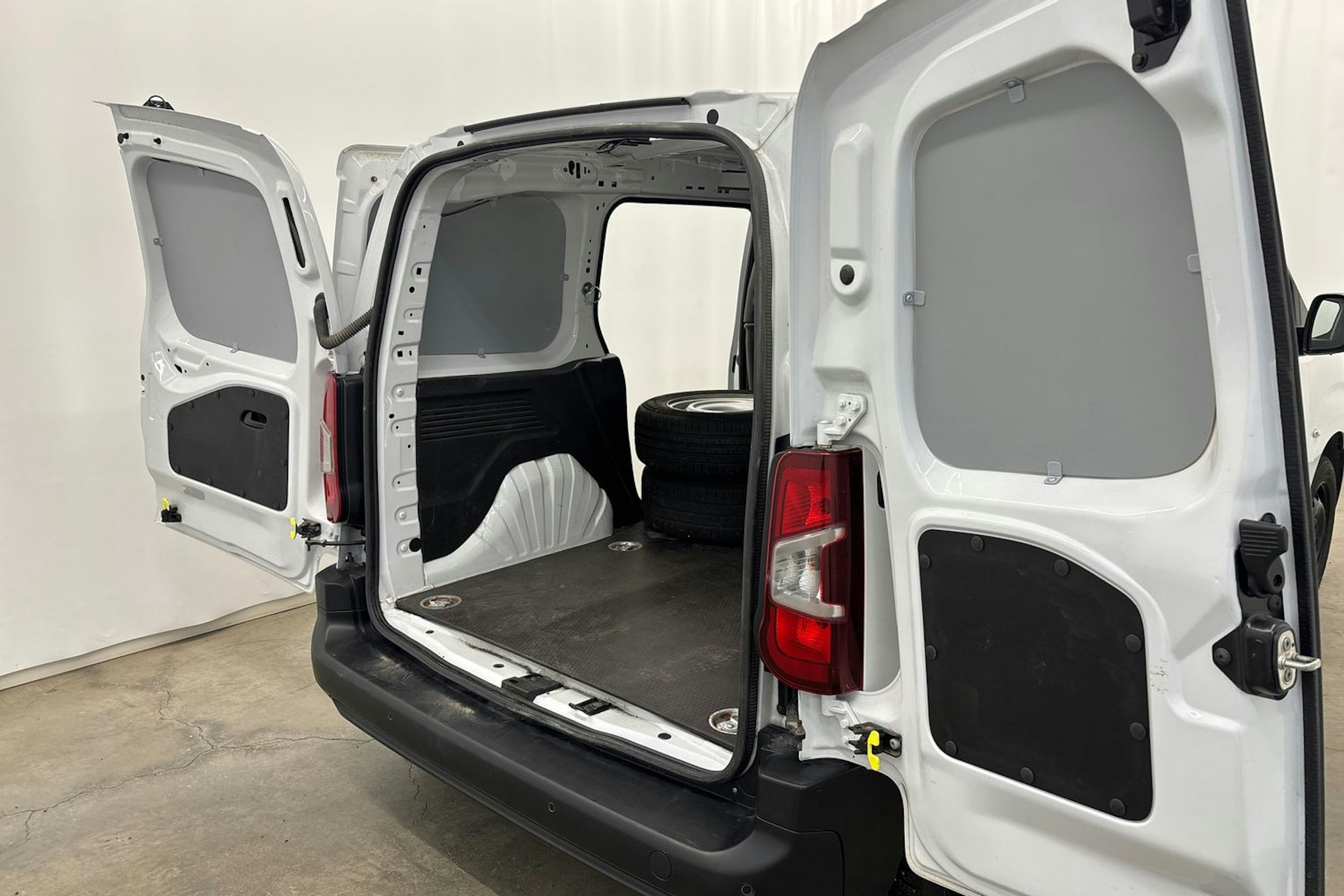 valkoinen Peugeot Partner 2022 kuva 20.