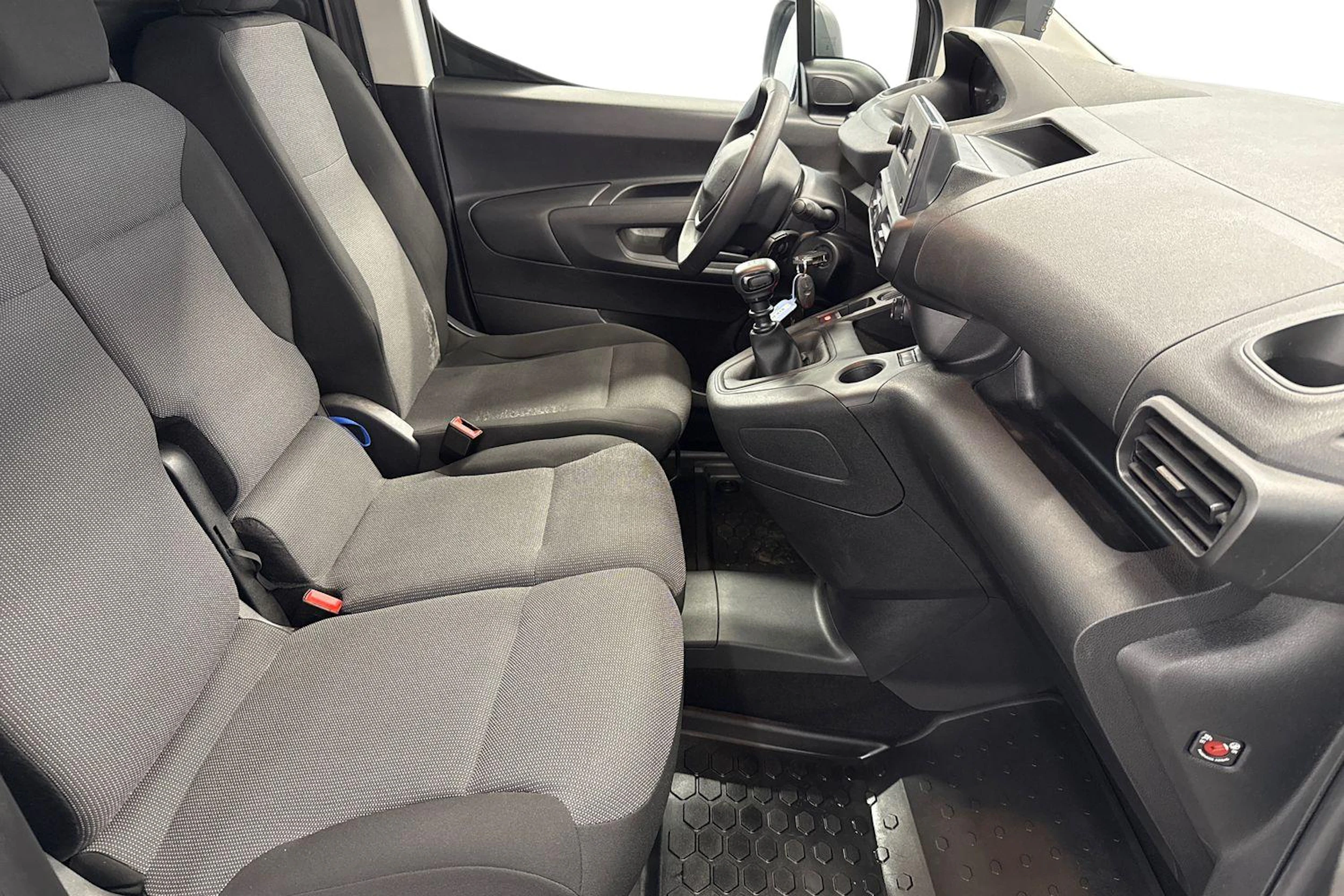 valkoinen Peugeot Partner 2022 kuva 9.