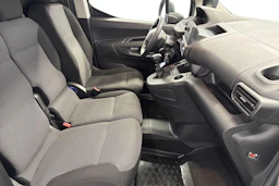 valkoinen Peugeot Partner 2022 kuva 9.