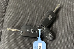 valkoinen Peugeot Partner 2022 kuva 26.