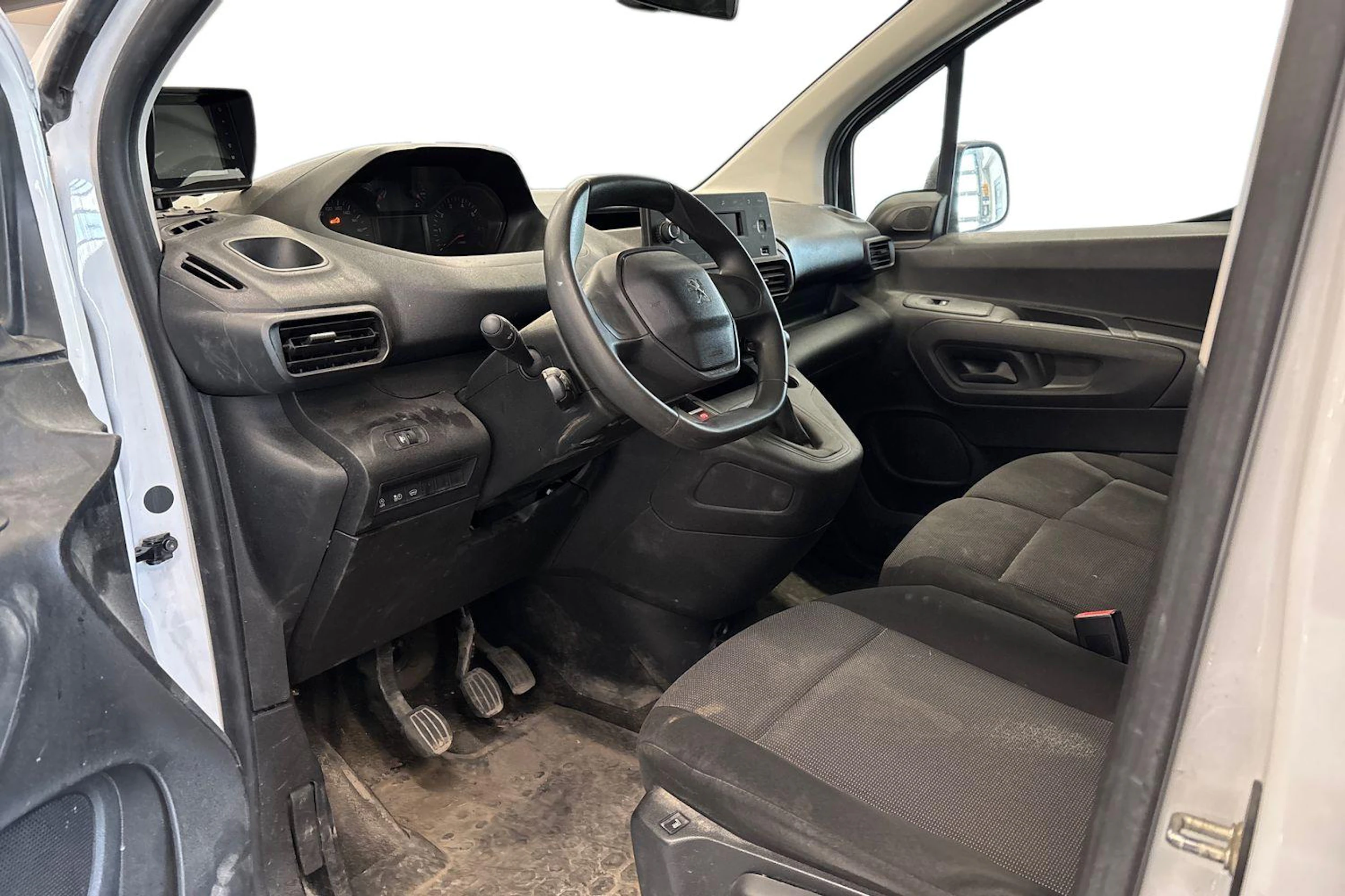 valkoinen Peugeot Partner 2022 kuva 3.