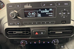 valkoinen Peugeot Partner 2022 kuva 9.