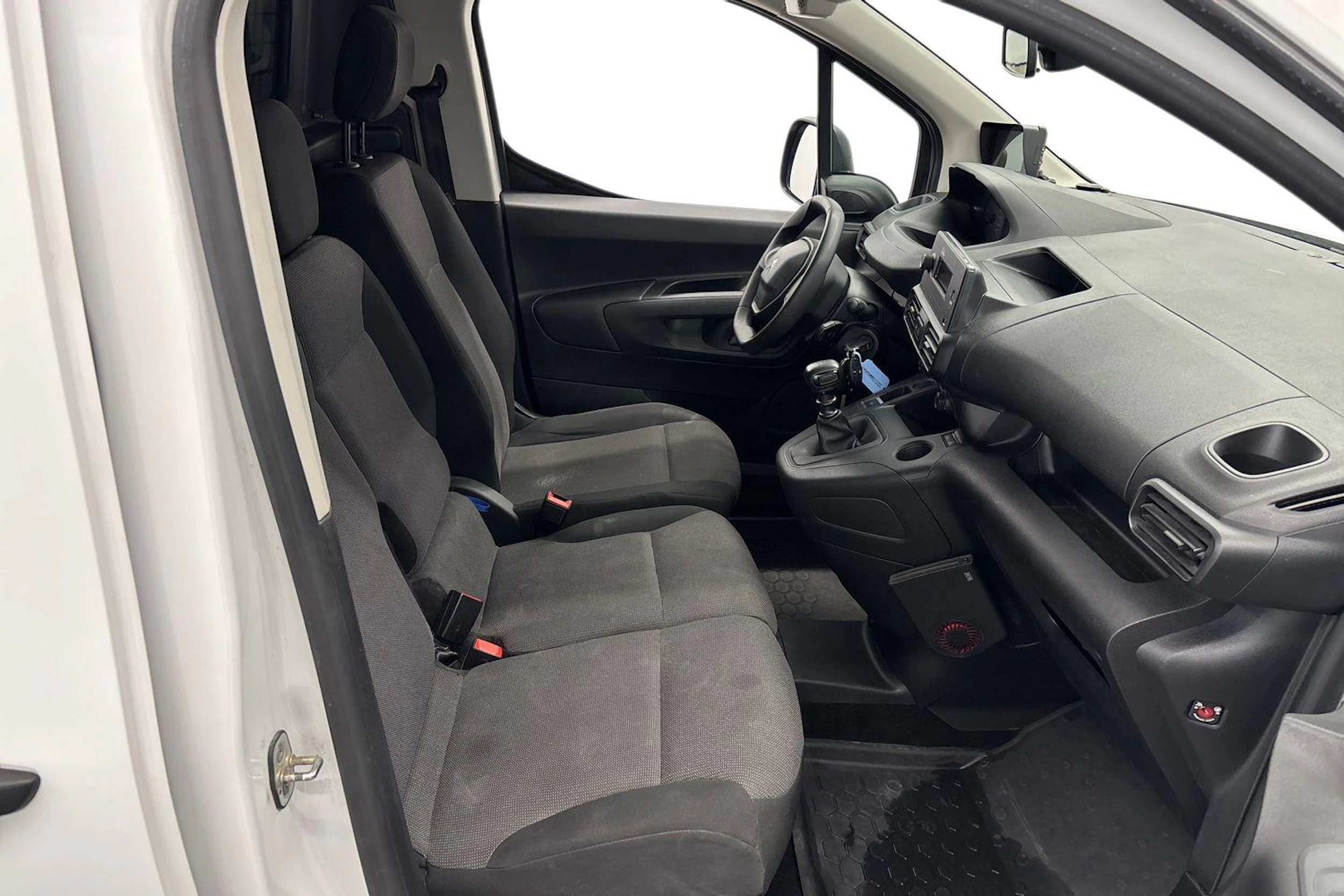 valkoinen Peugeot Partner 2022 kuva 11.