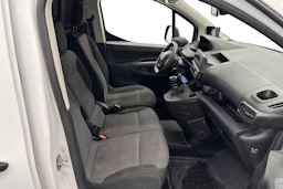 valkoinen Peugeot Partner 2022 kuva 11.