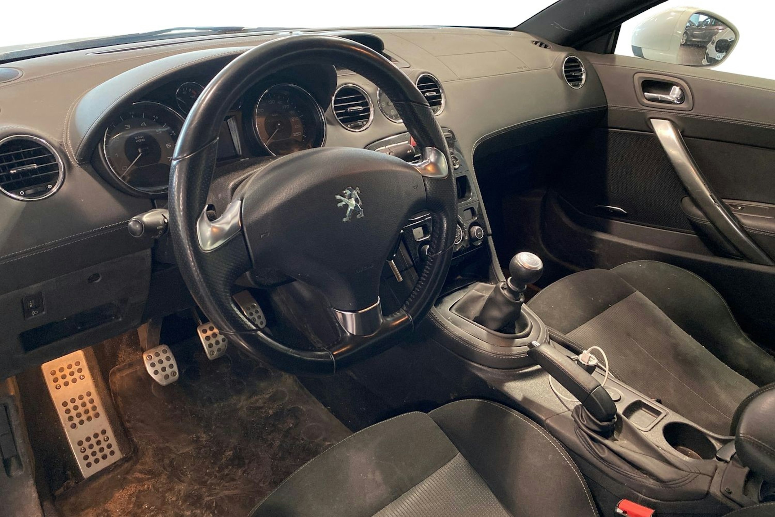 Valkoinen Peugeot RCZ 2010 kuva 3.