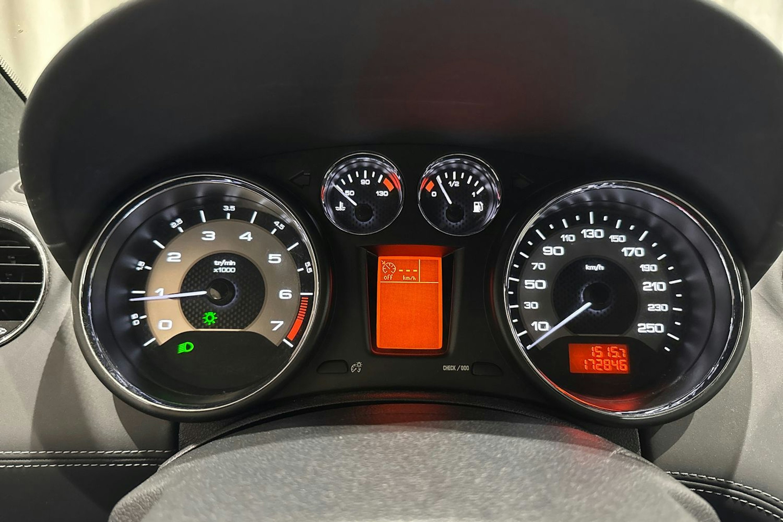 valkoinen Peugeot RCZ 2013 kuva 16.