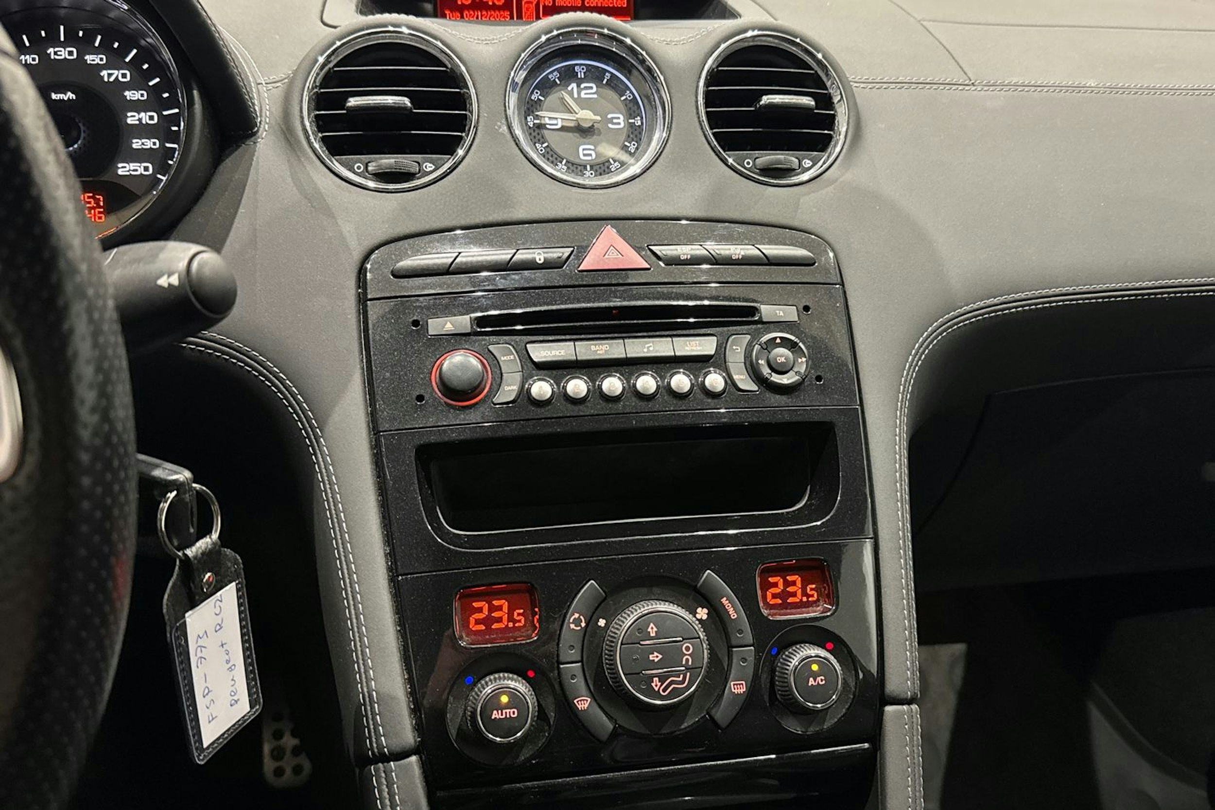 valkoinen Peugeot RCZ 2013 kuva 18.