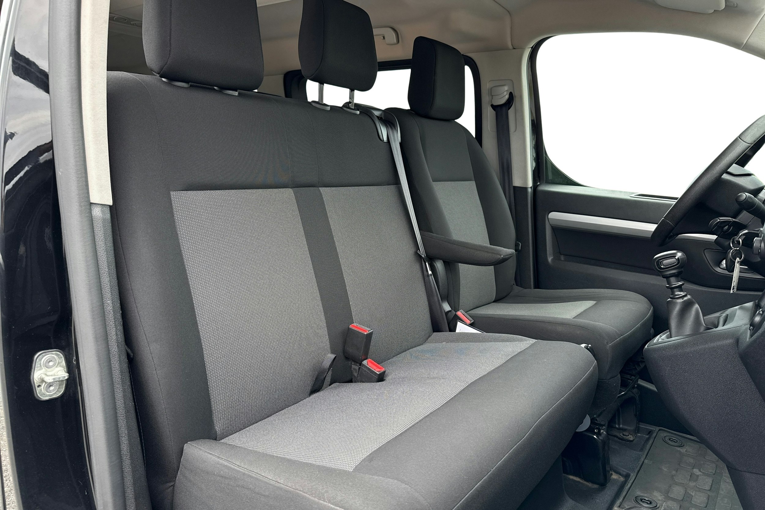 musta Peugeot Traveller 2019 kuva 8.