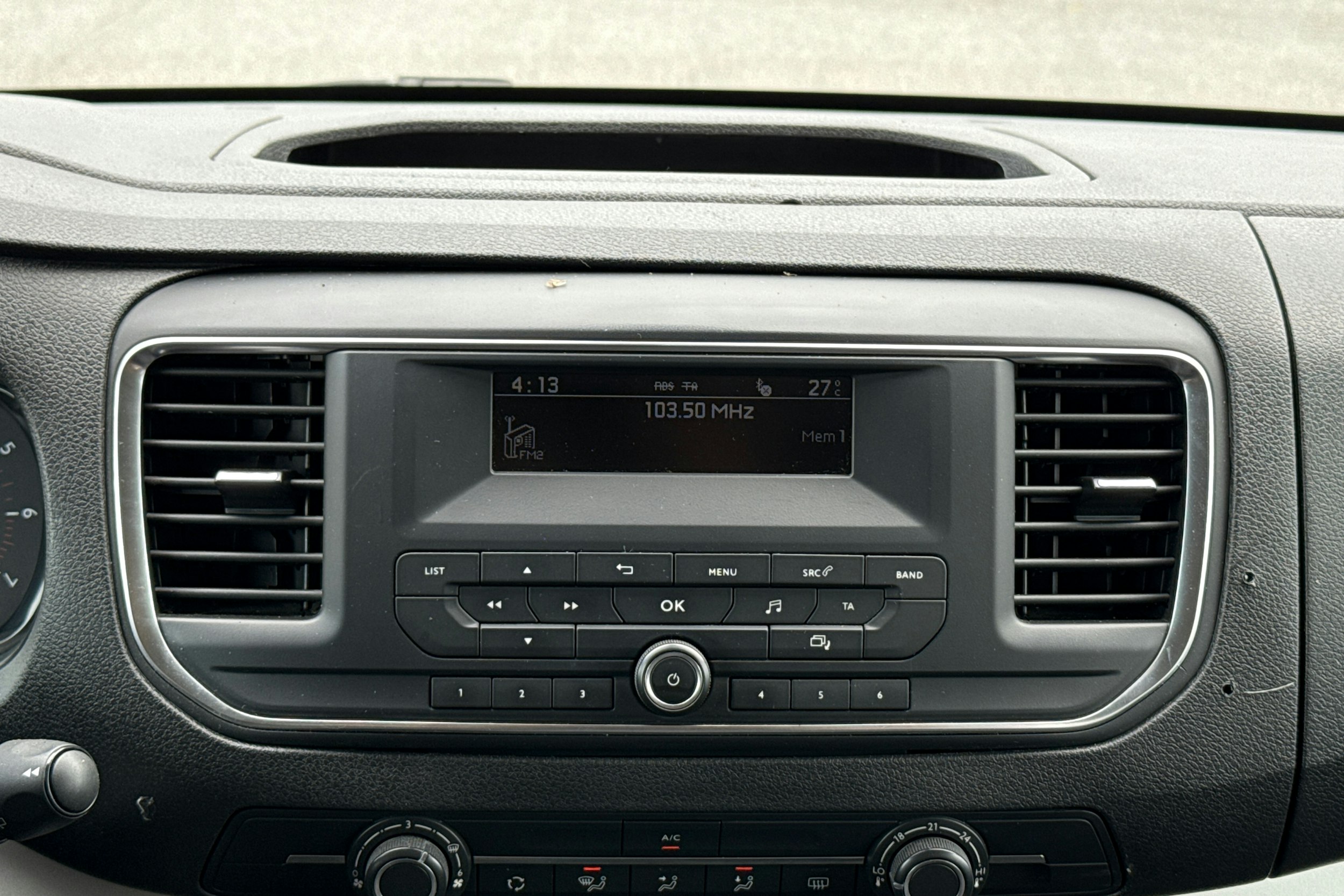 musta Peugeot Traveller 2019 kuva 12.