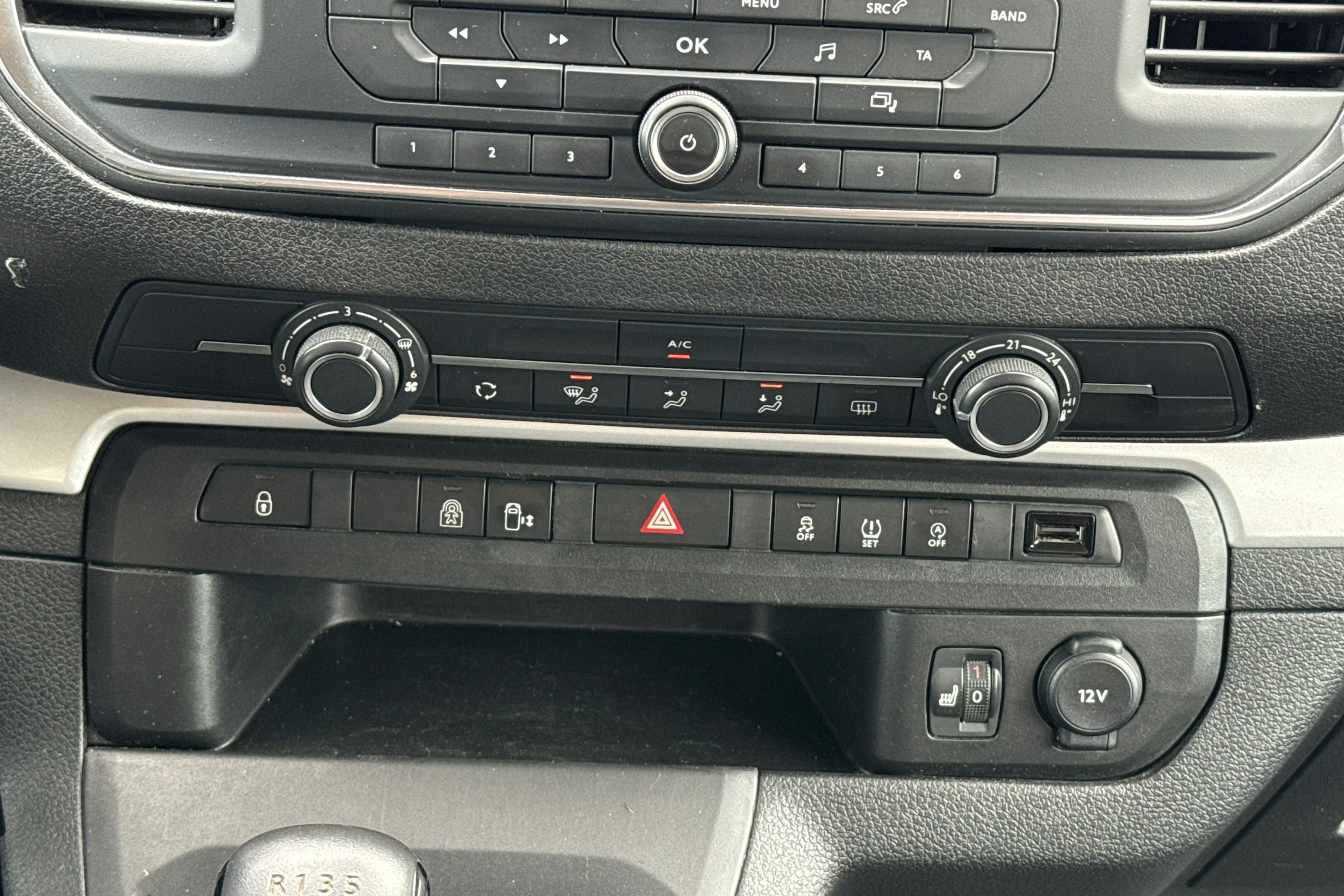 musta Peugeot Traveller 2019 kuva 13.
