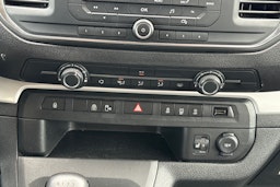 musta Peugeot Traveller 2019 kuva 13.
