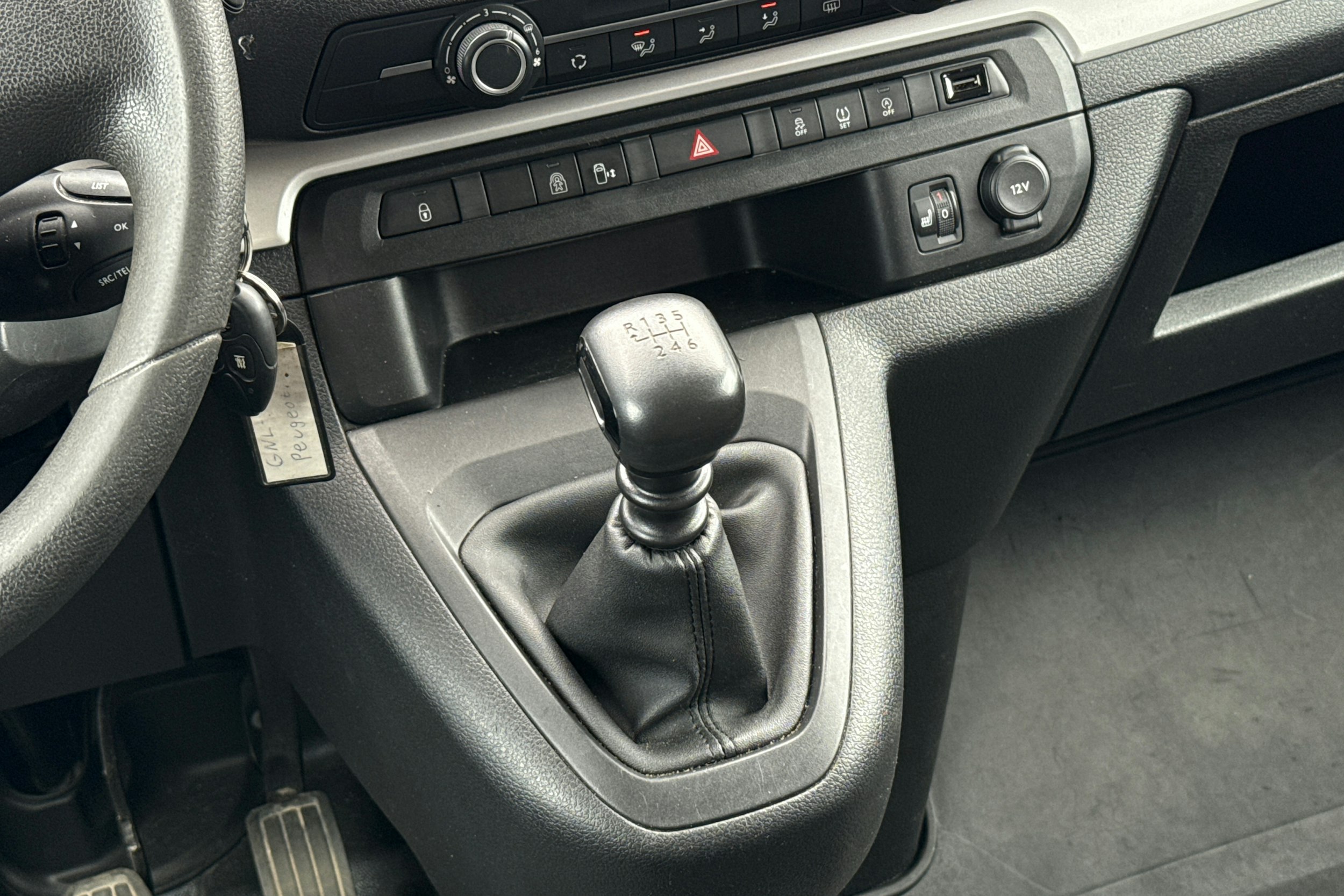 musta Peugeot Traveller 2019 kuva 14.
