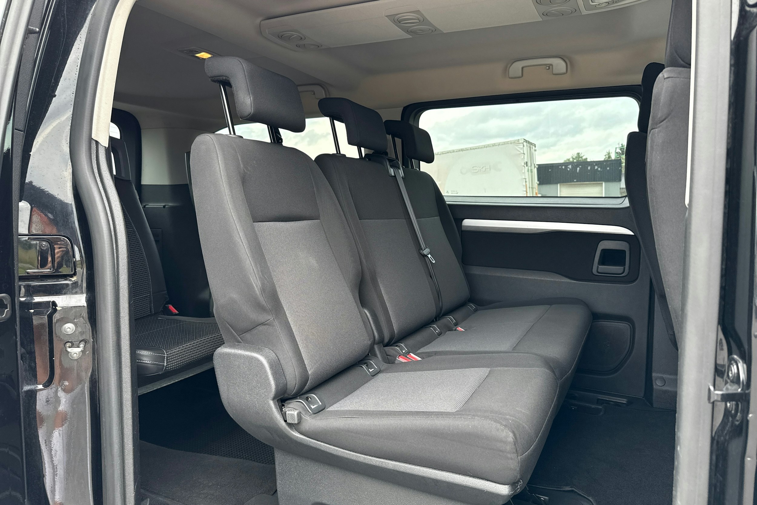 musta Peugeot Traveller 2019 kuva 15.