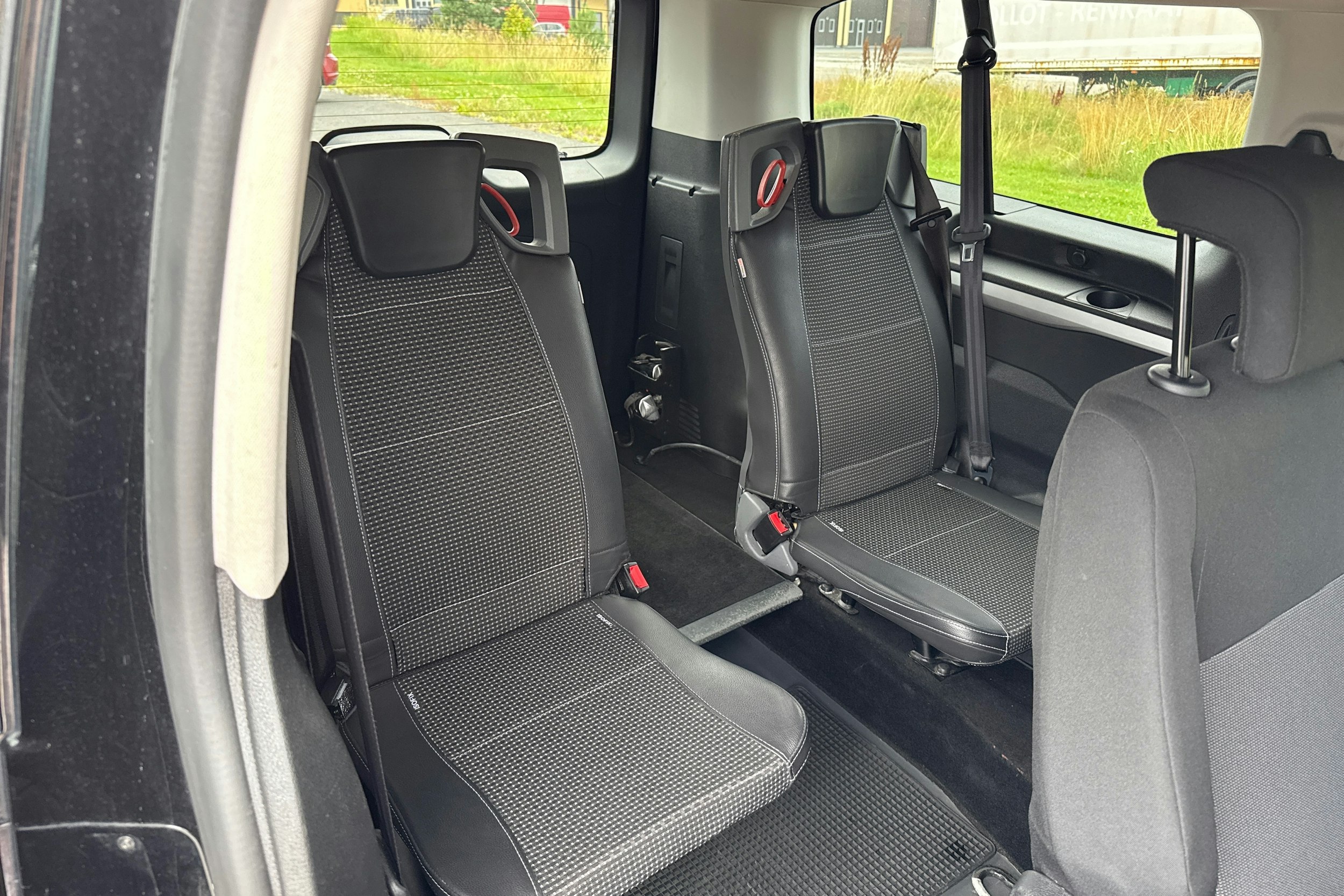 musta Peugeot Traveller 2019 kuva 16.