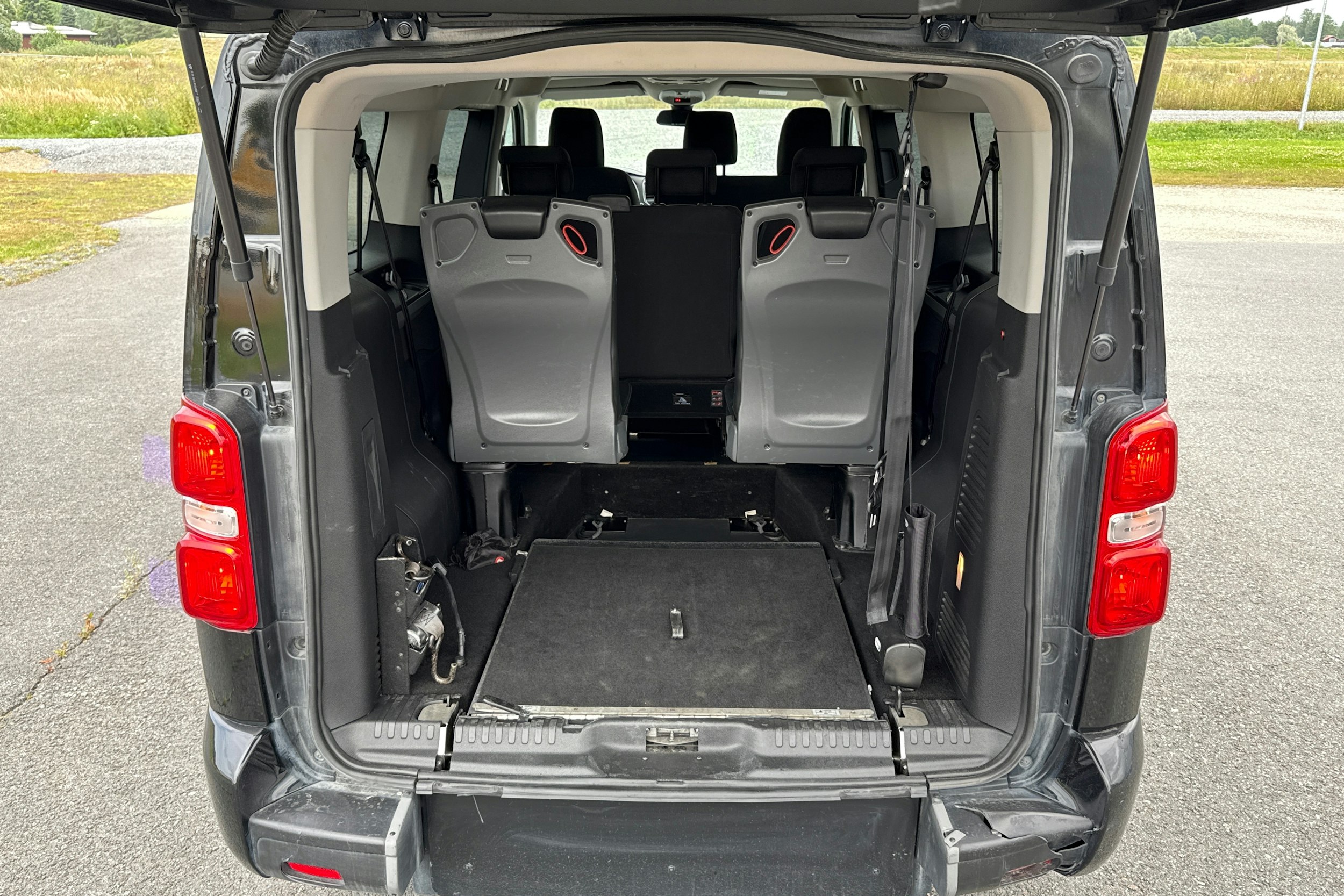 musta Peugeot Traveller 2019 kuva 17.