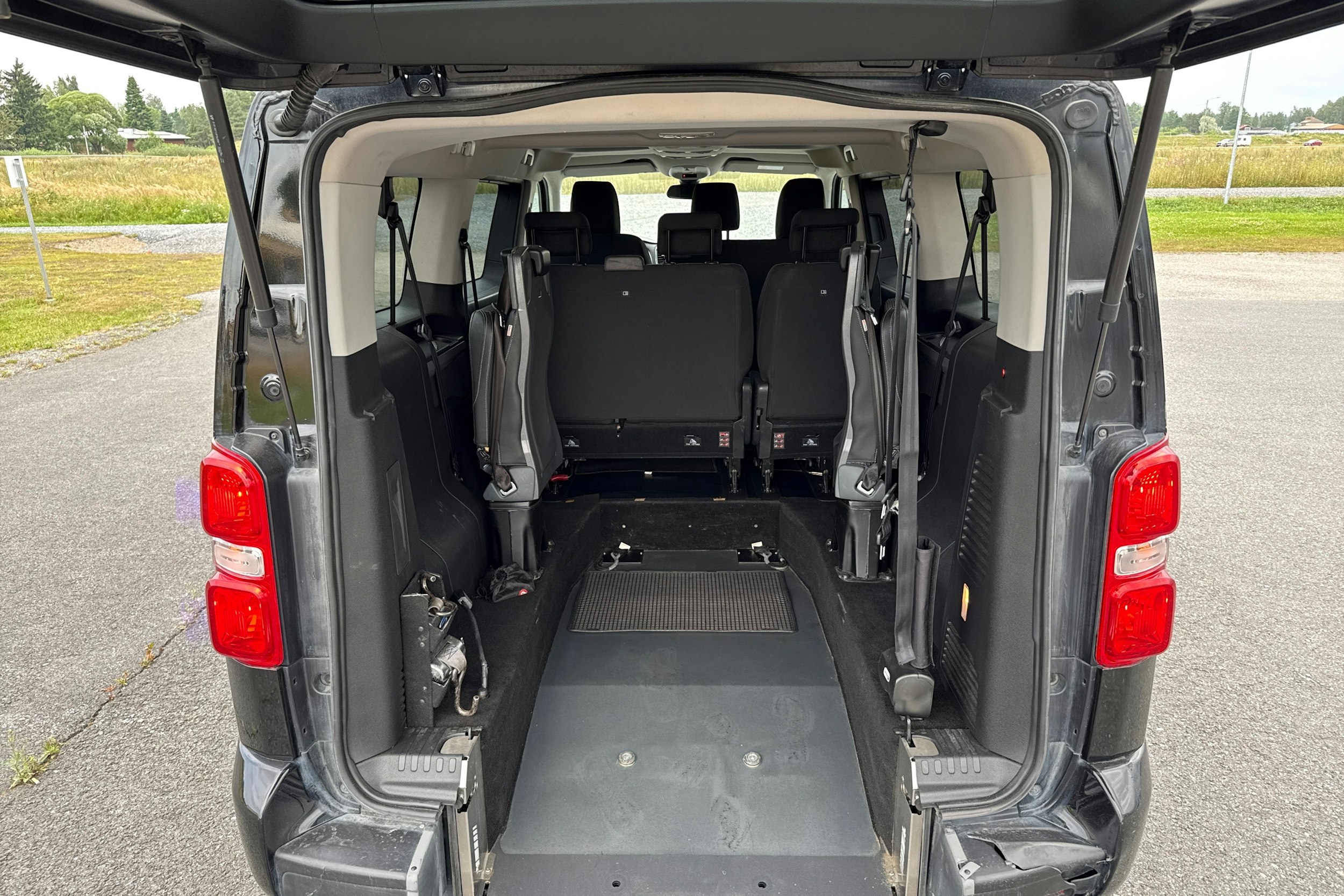 musta Peugeot Traveller 2019 kuva 18.