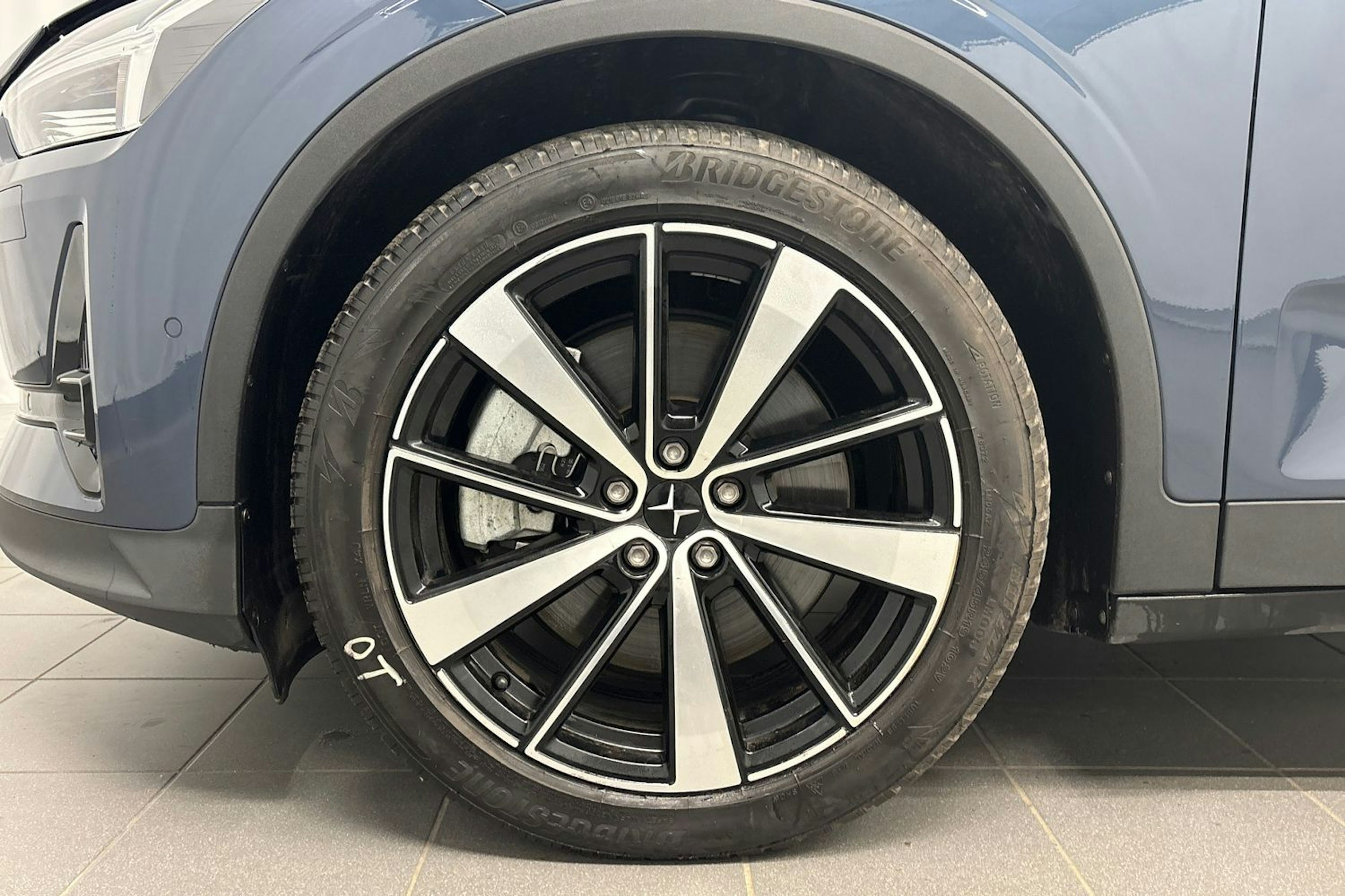 sininen Polestar 2 2021 kuva 11.