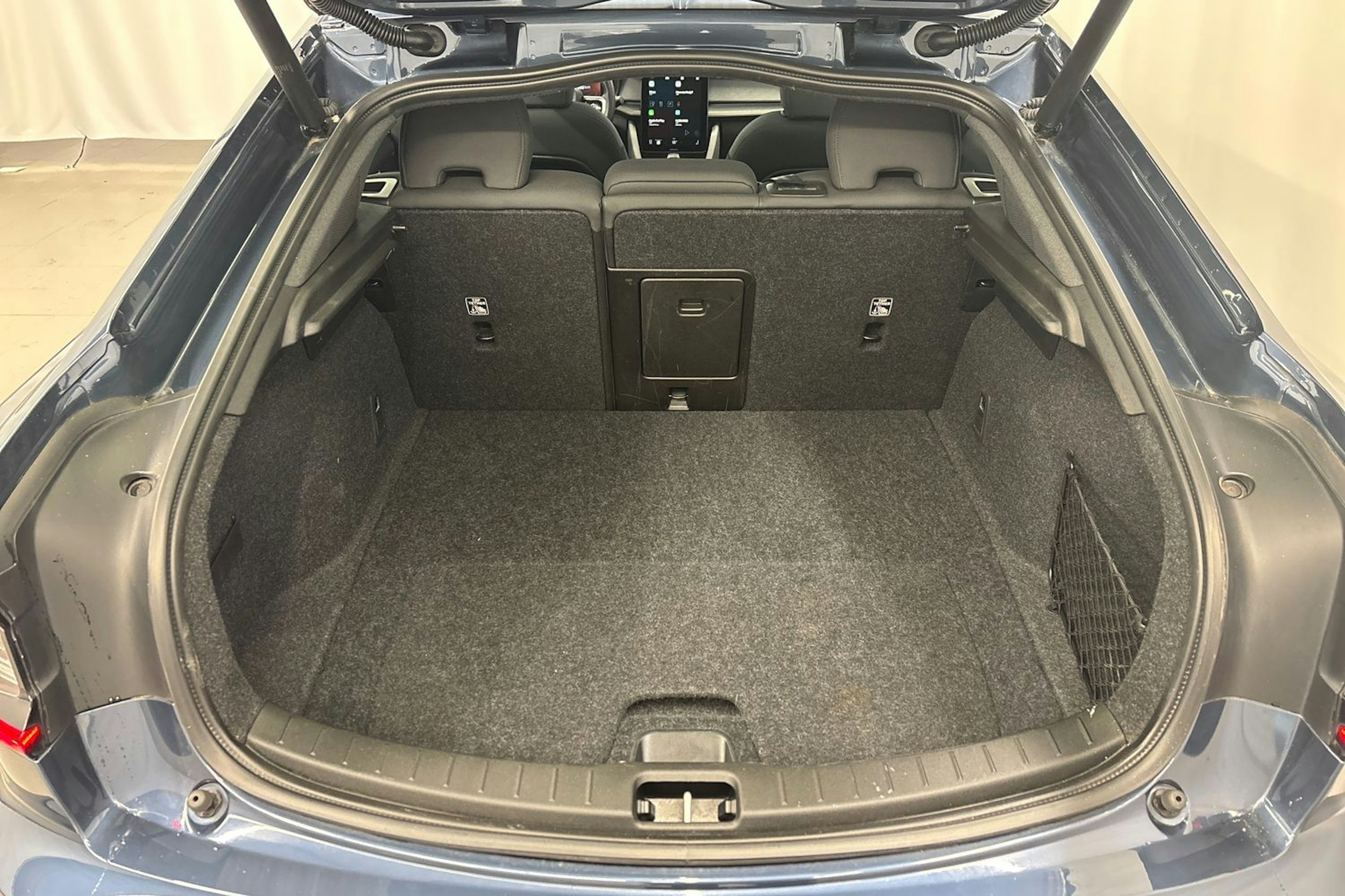 sininen Polestar 2 2021 kuva 15.