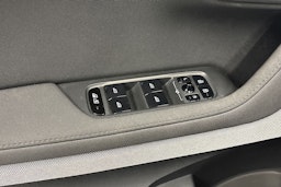 sininen Polestar 2 2021 kuva 17.