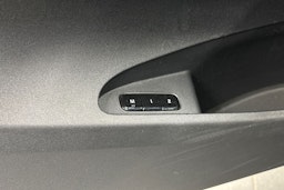 sininen Polestar 2 2021 kuva 18.