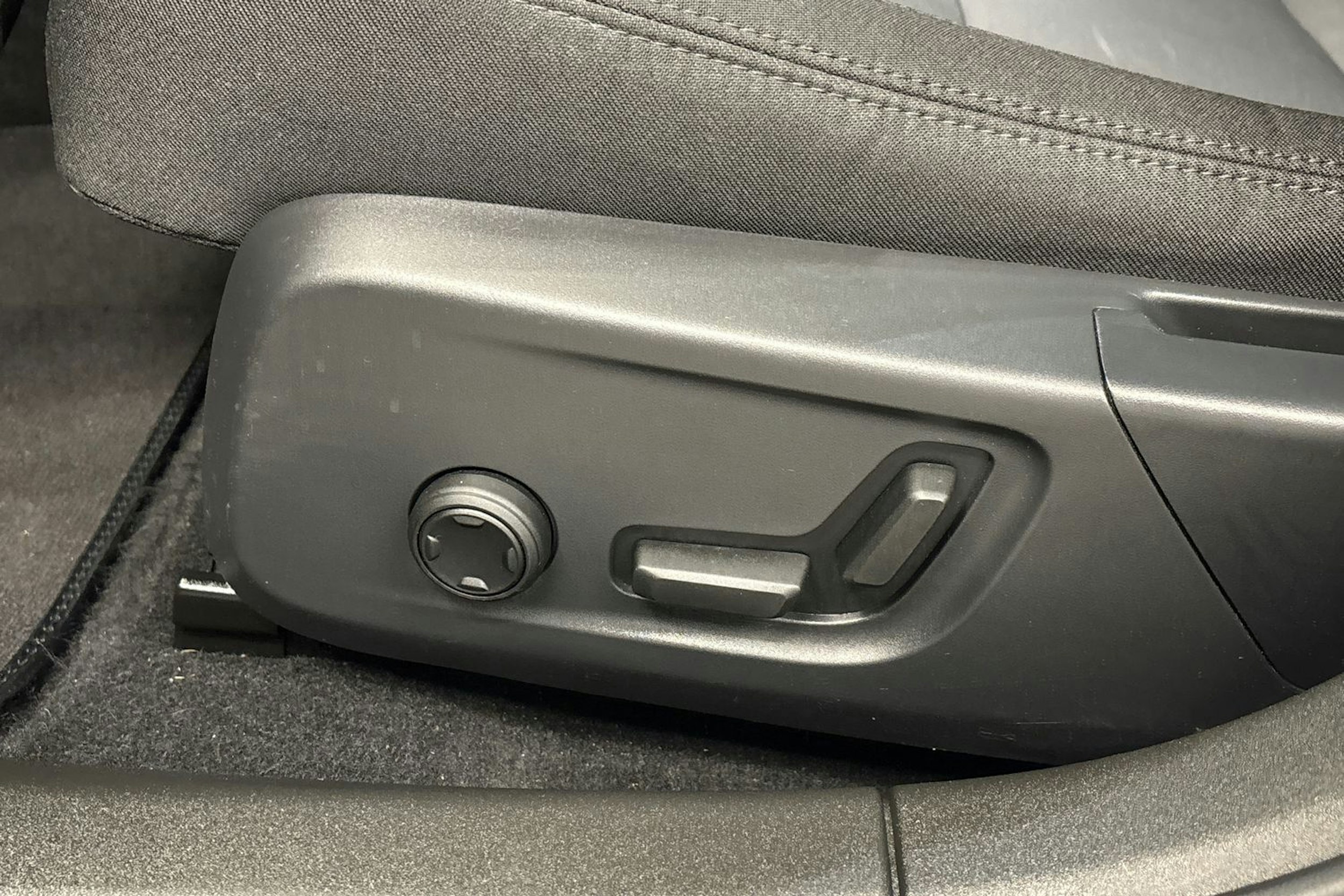 sininen Polestar 2 2021 kuva 19.